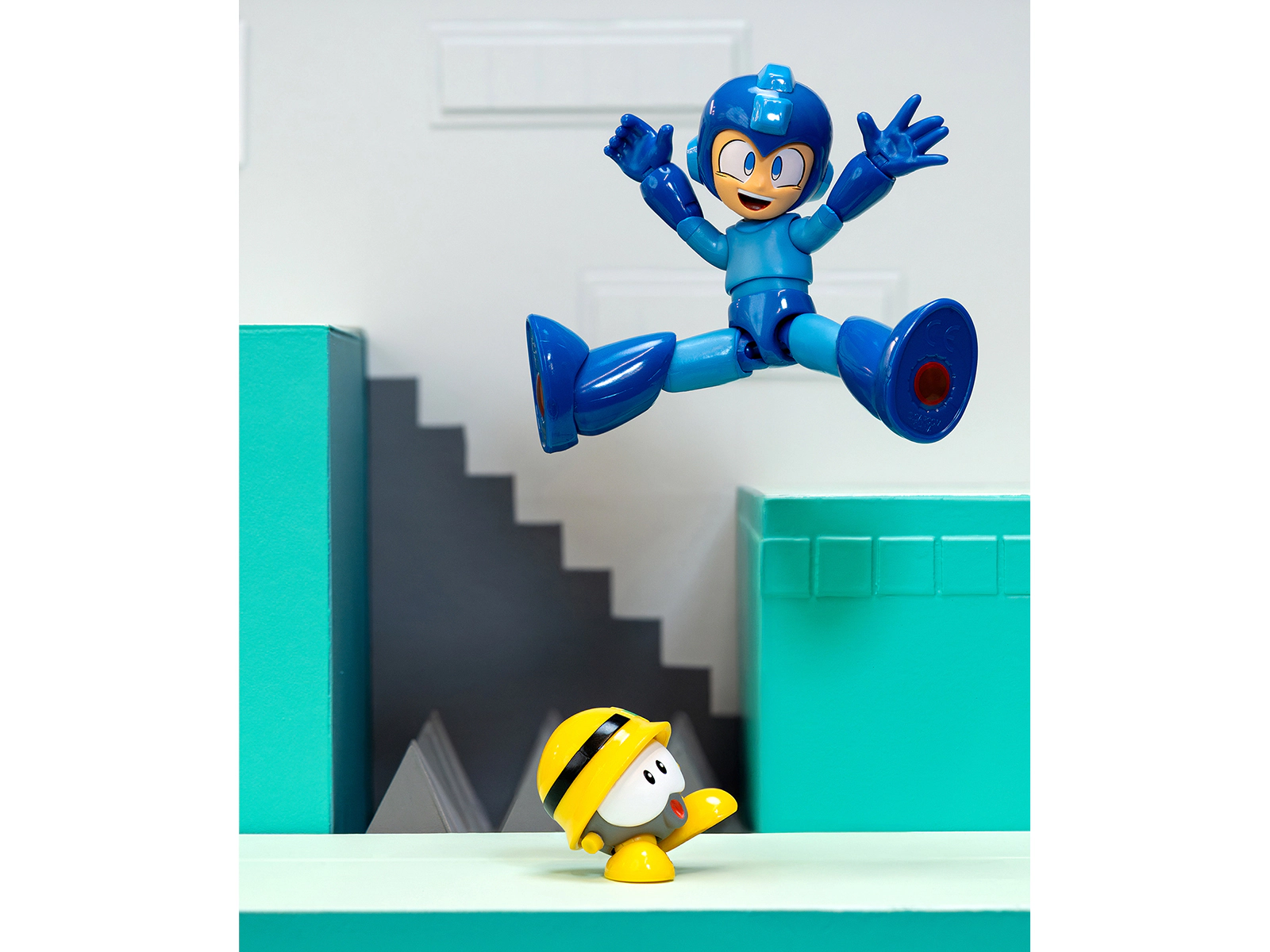 Jada Mega Man 4.5" Moveable Figure (Deluxe Version) with Accessories and Alternate Head and Hands "Mega Man"
