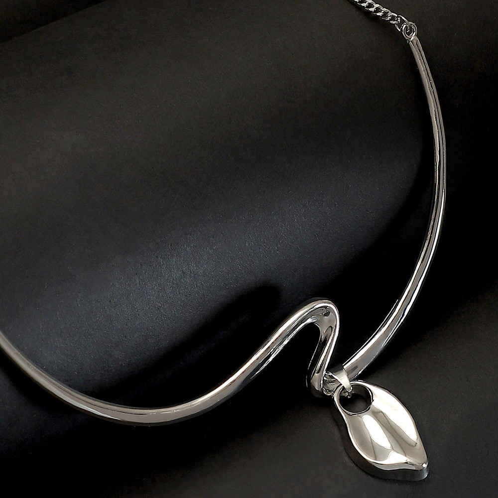 SOHI Women's The Ripple-Shell Collar Necklace - Chrome Silver