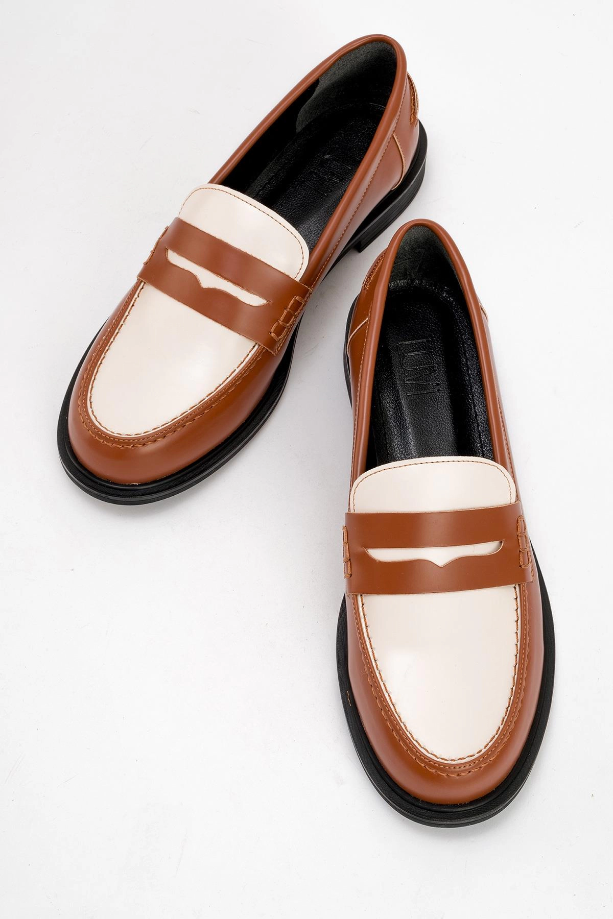 Prologue Shoes Womens CHOOS Loafer