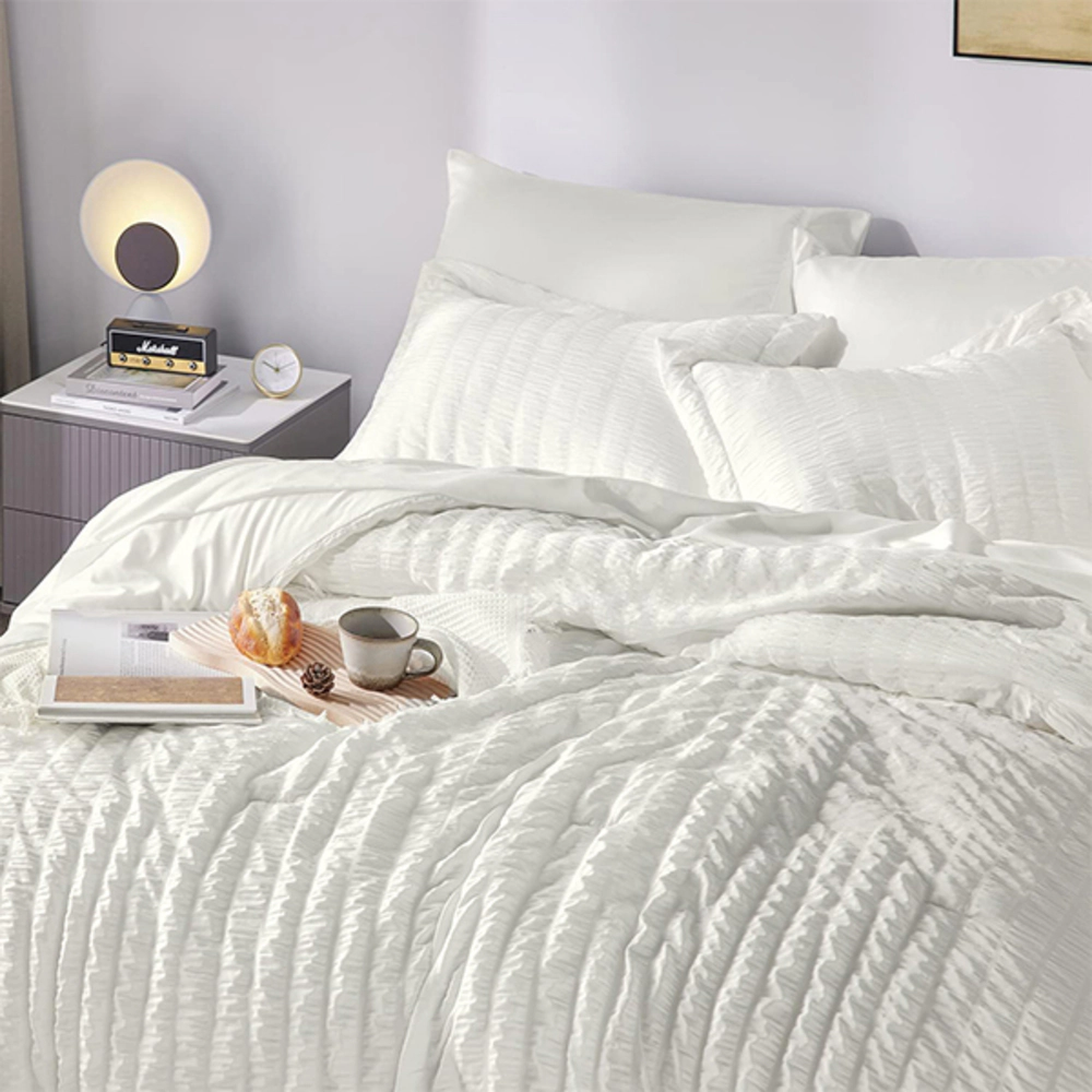 Luxe Furnishings Unisex Queen Ivory Modern Seersucker Bedding Set