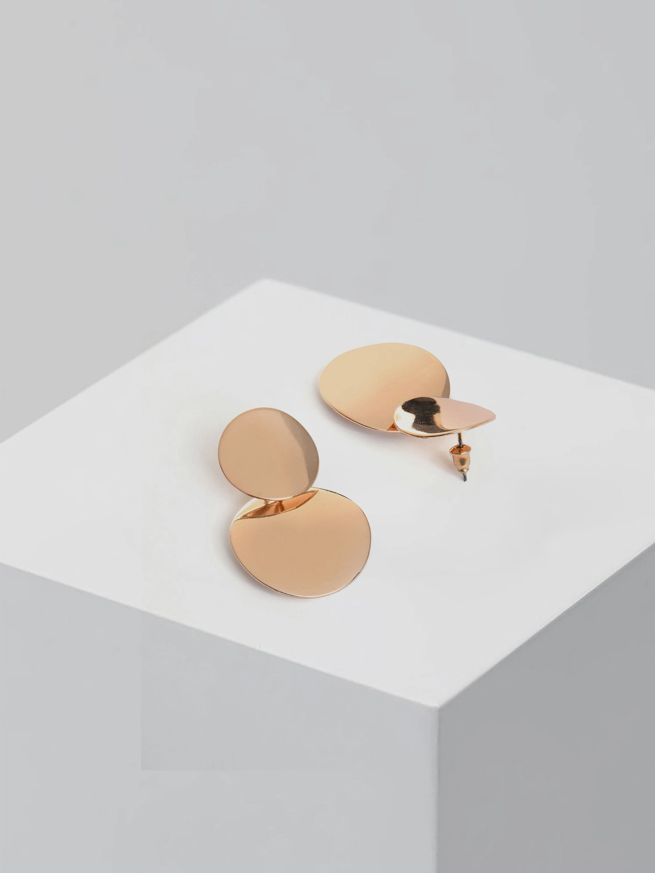 SOHI Women's Designer Drop Earrings