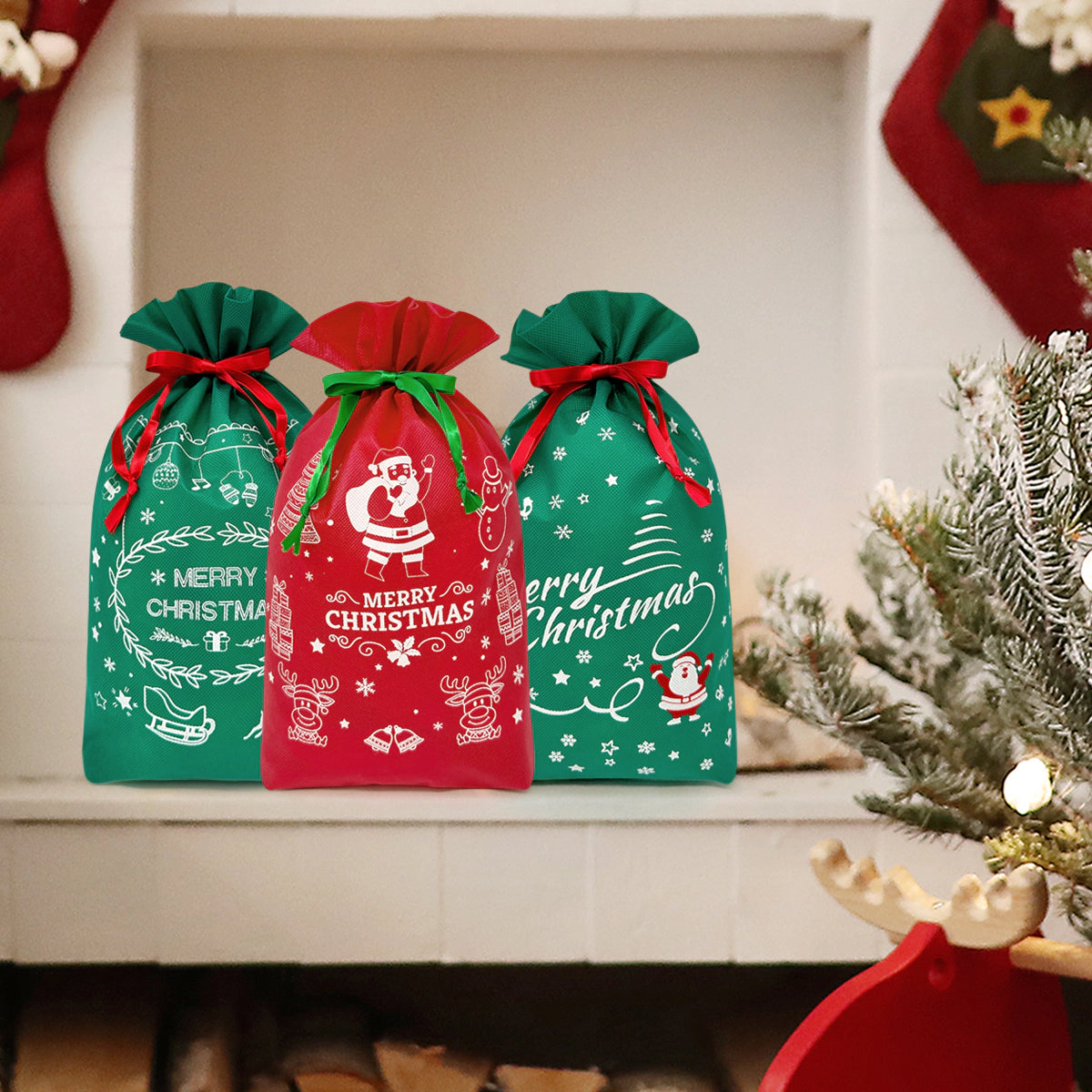 Wrapables Christmas Drawstring Gift Bags for Party Favors, Goodie Bag, Gift Wrap, Parties (Set of 8), Red & Green