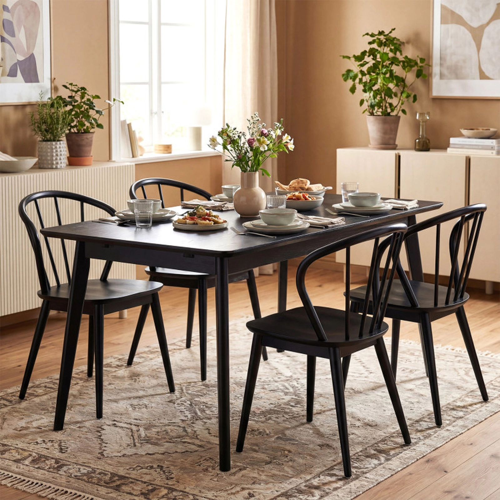 SUGIFT Set of 4 Black Windsor Dining Chairs with Spindle Backrest and Splayed Legs 22-in W 33-in H 286-lb Per Chair