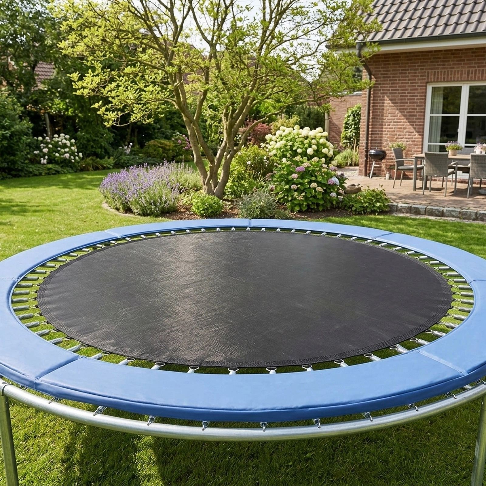 16-ft Trampoline Replacement Mat 171-in Round Jumping Mat 108 V-Hooks for 7-in Springs 8-Row Stitched PP Black