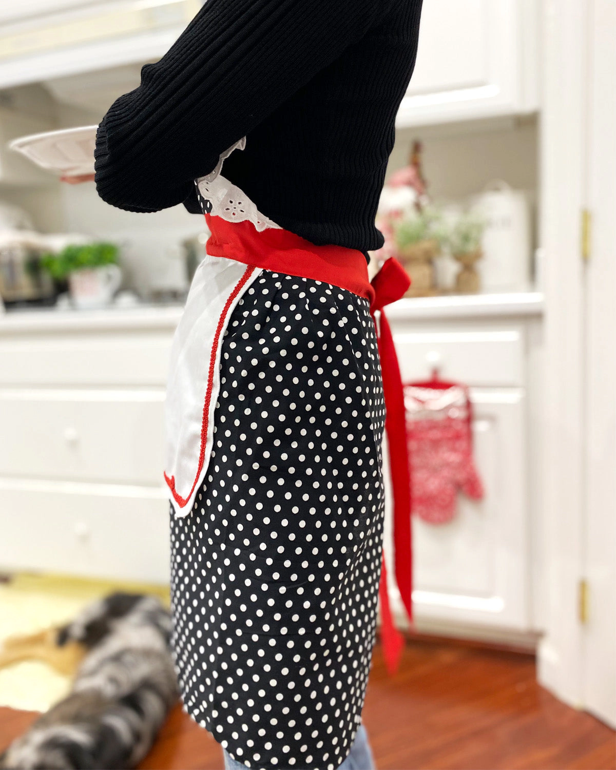 Wrapables Womens' Retro 50's Polka Dot Apron, Cosplay Apron, Halloween Costume Accessories