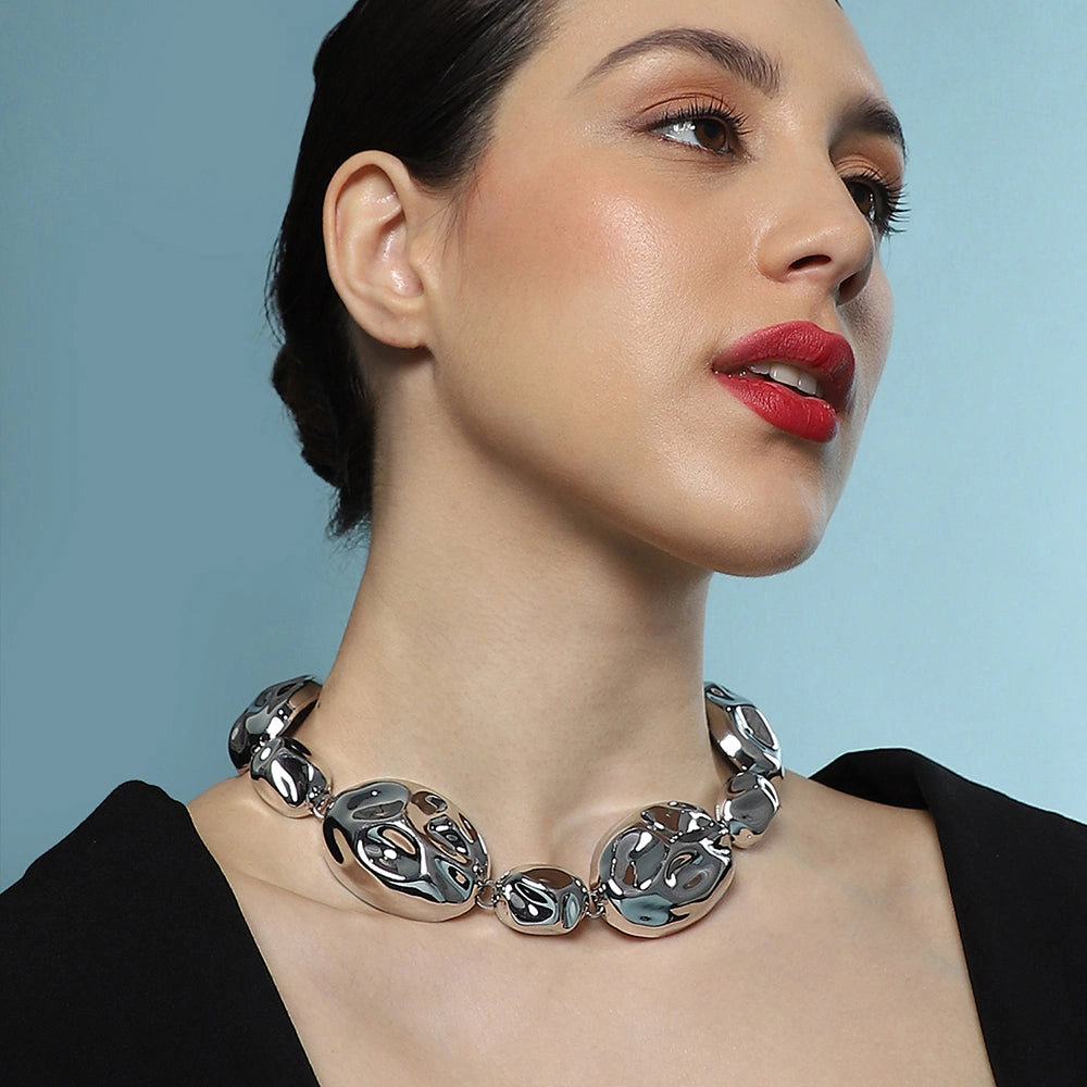 SOHI Women's The Chunky Dented-Pierre Collar Necklace - Chrome Silver