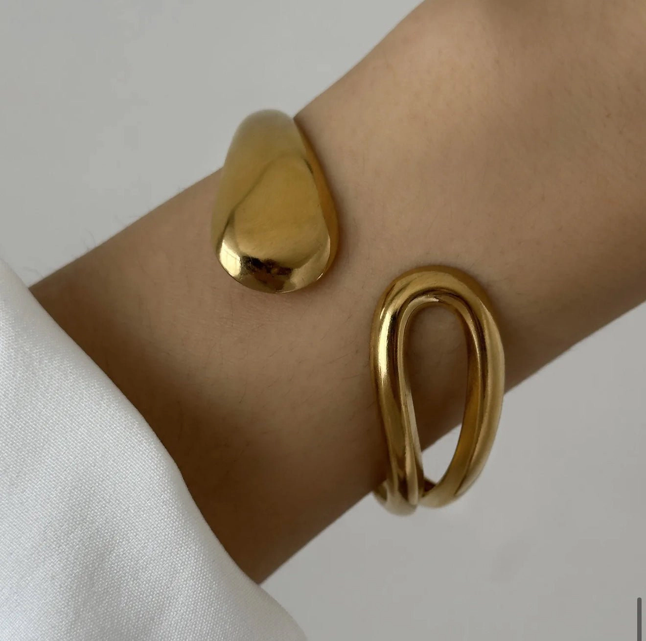 DressAtR Women's Geometric 18K Gold Plated Bangle Bracelet