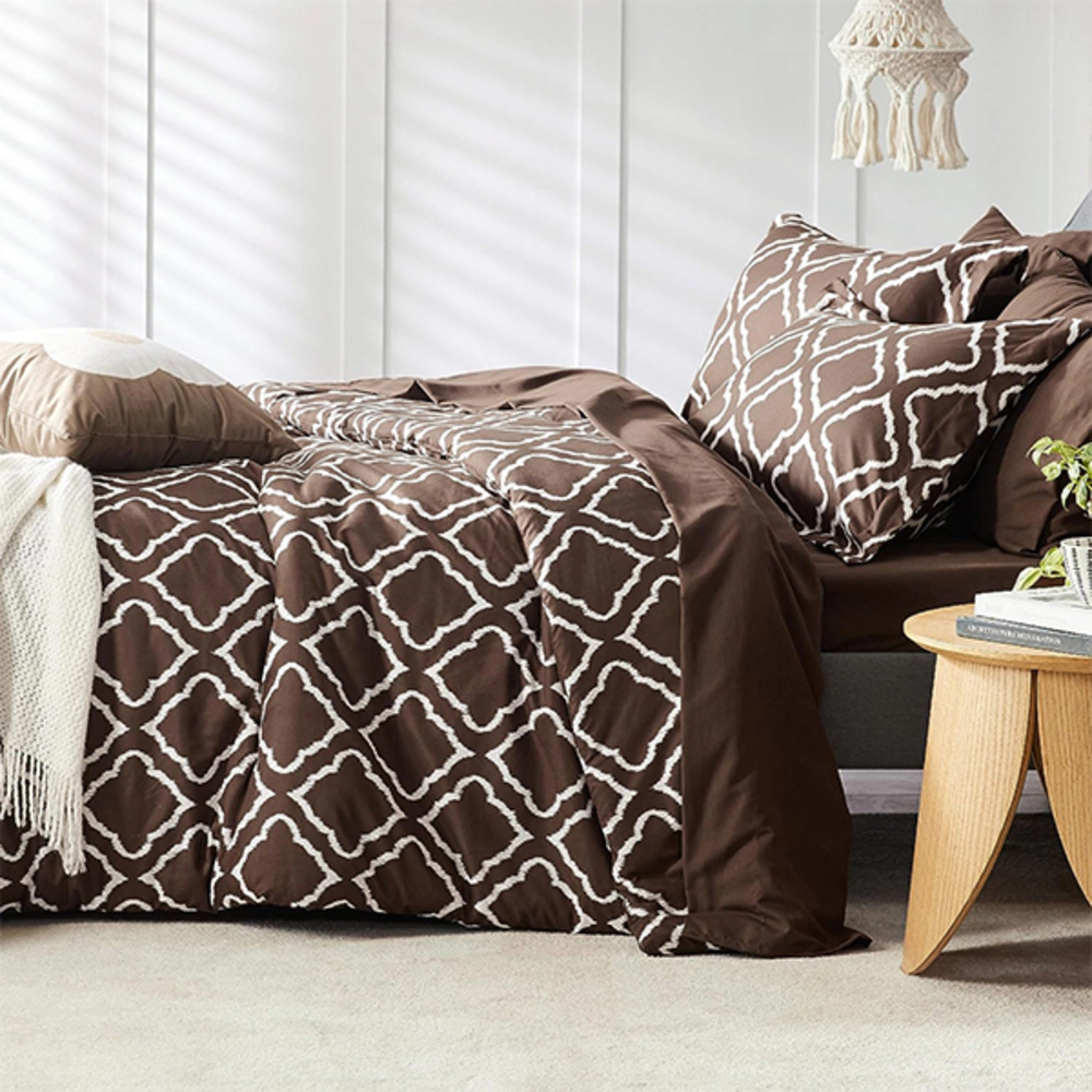 Luxe Furnishings Unisex Queen Brown Quatrefoil Lightweight Bedding Set