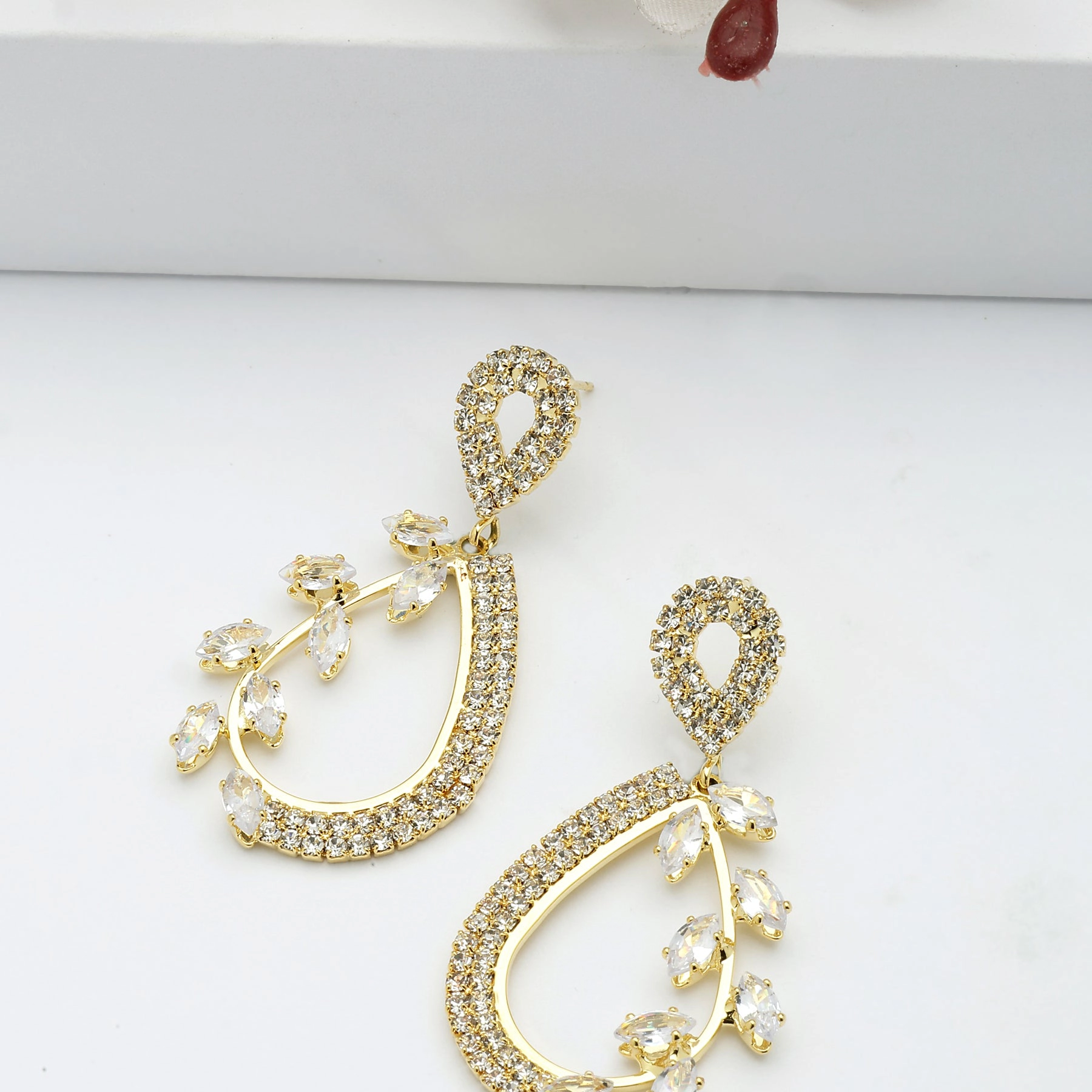 AGP PARIS Womens Modern Floral Drop Earrings