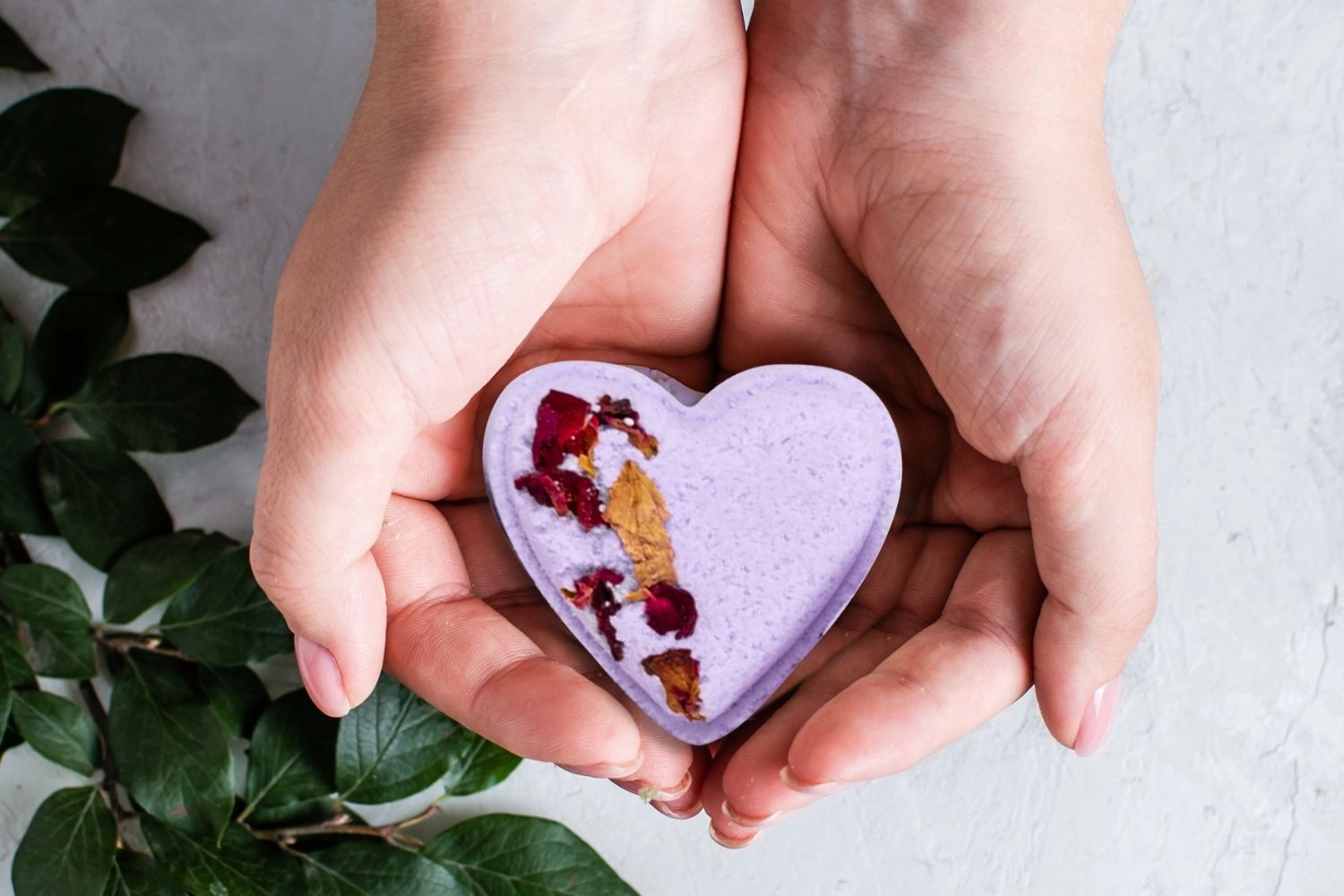 Lizush  Lavender 5 Heart-Shaped Shower Steamers in Gift Box for your LOVE