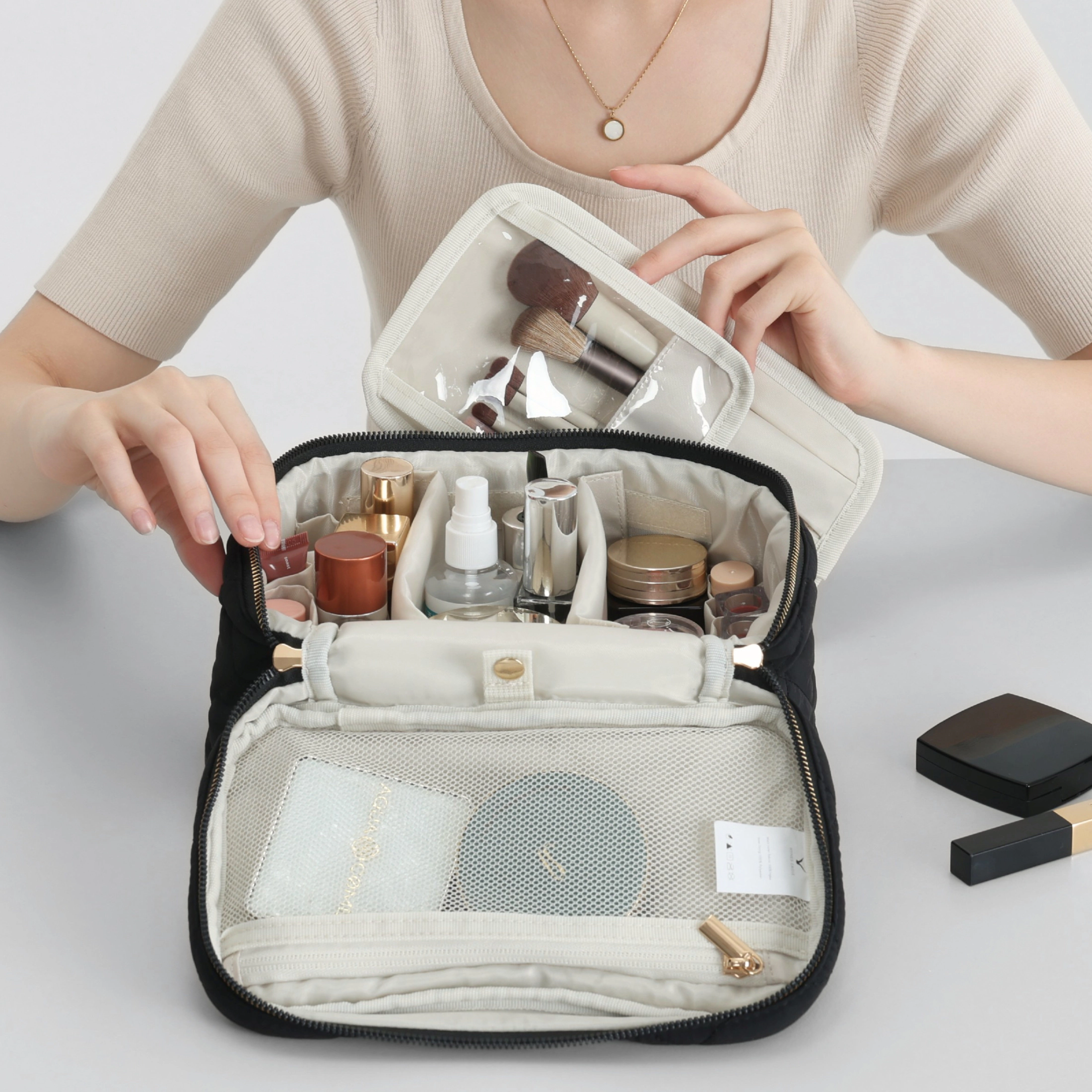 Hynes Eagle Women's Quilted Top Handle Makeup Bag