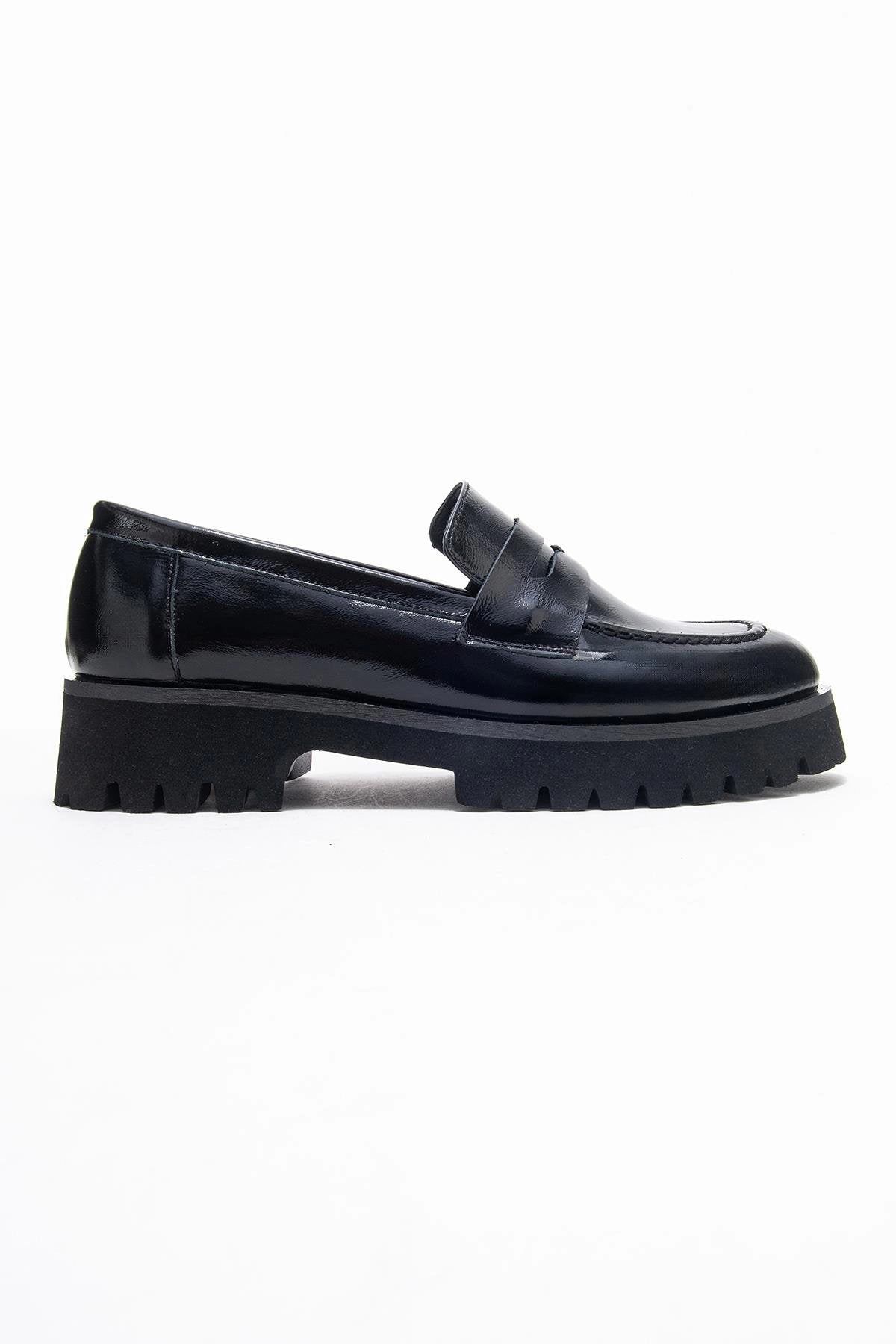 Forever & Always Womens Vionel Leather Loafer