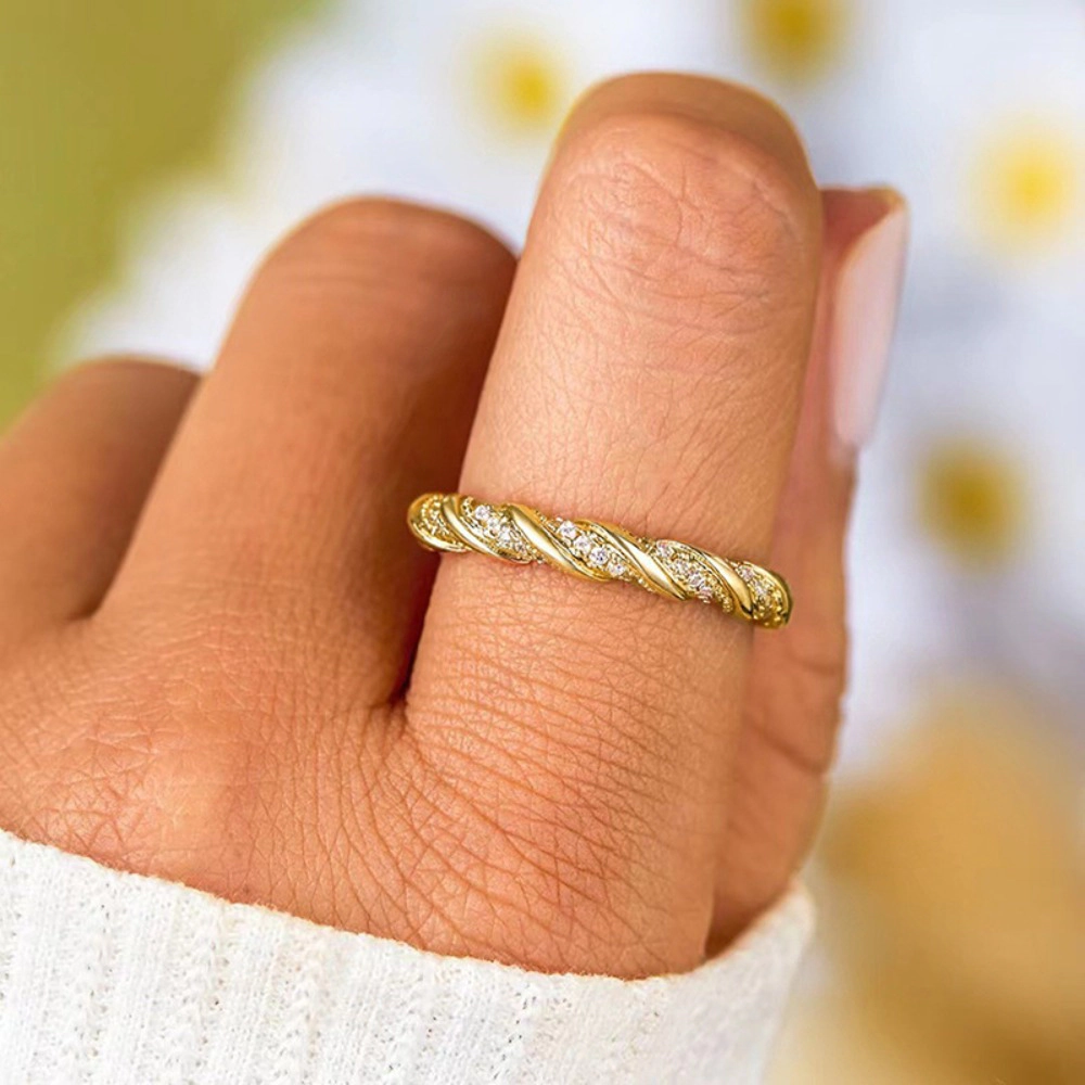 Simple Twisted Lines Zircon Ring For Women Exquisite Light Luxury Ring