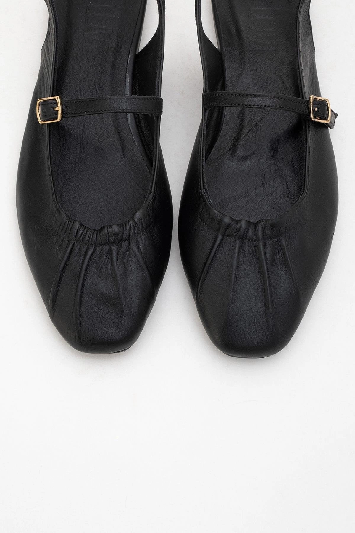Forever & Always Womens Britney Leather Closed-Toe Sandal