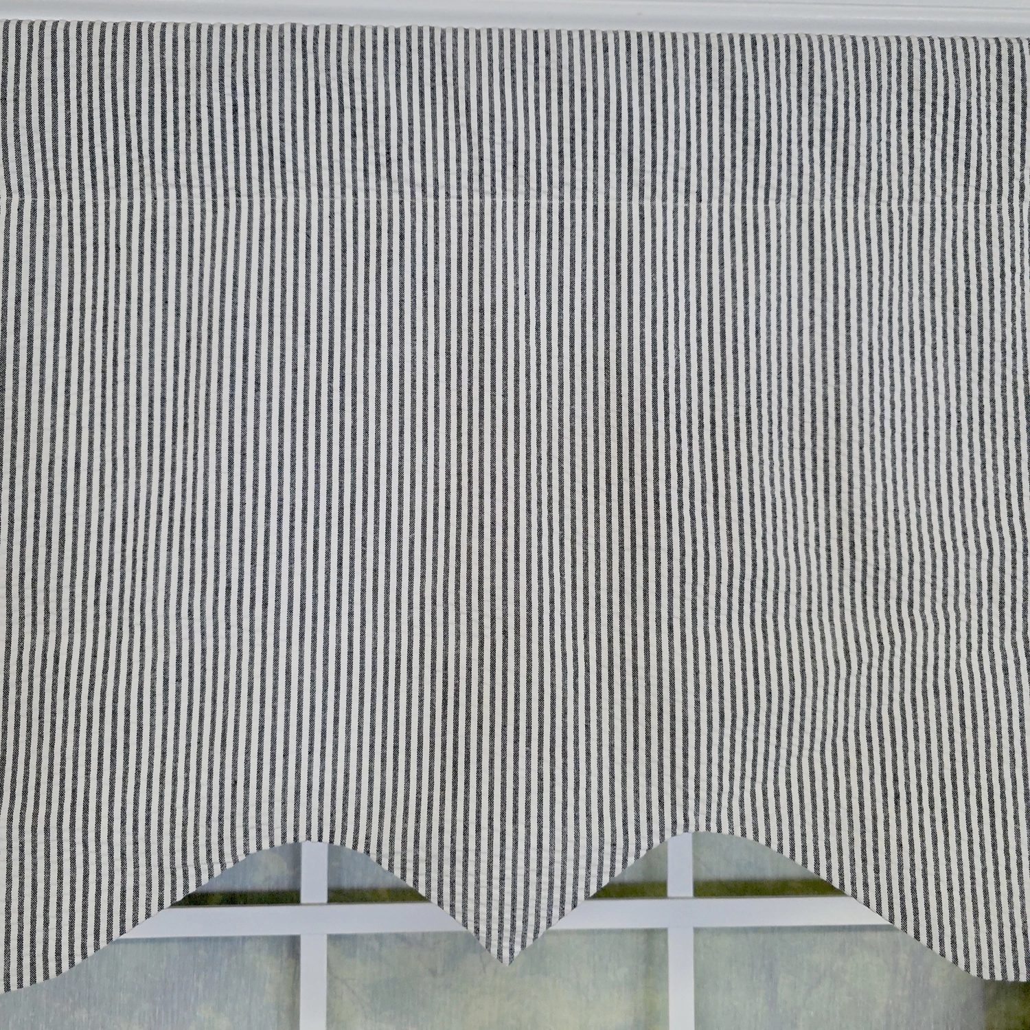 RLF Home 100% Cotton Seersucker Regal With Poly/Cotton Ivory lining Rod Pocket Valance 50" x 16" Black