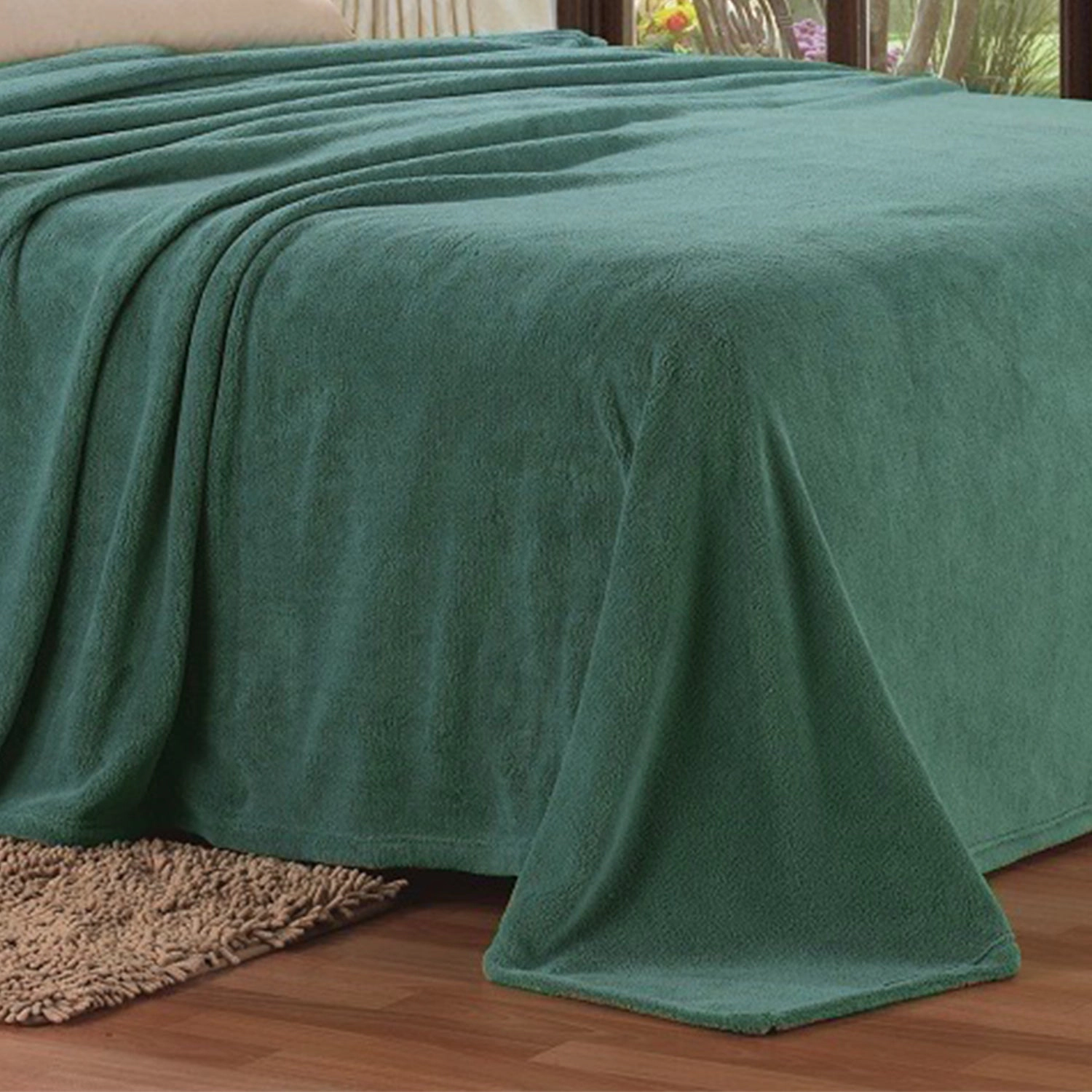 Plazatex Micro Plush Solid Parteen Soft Comfortable and Lightweight All Seasons Blanket Twin