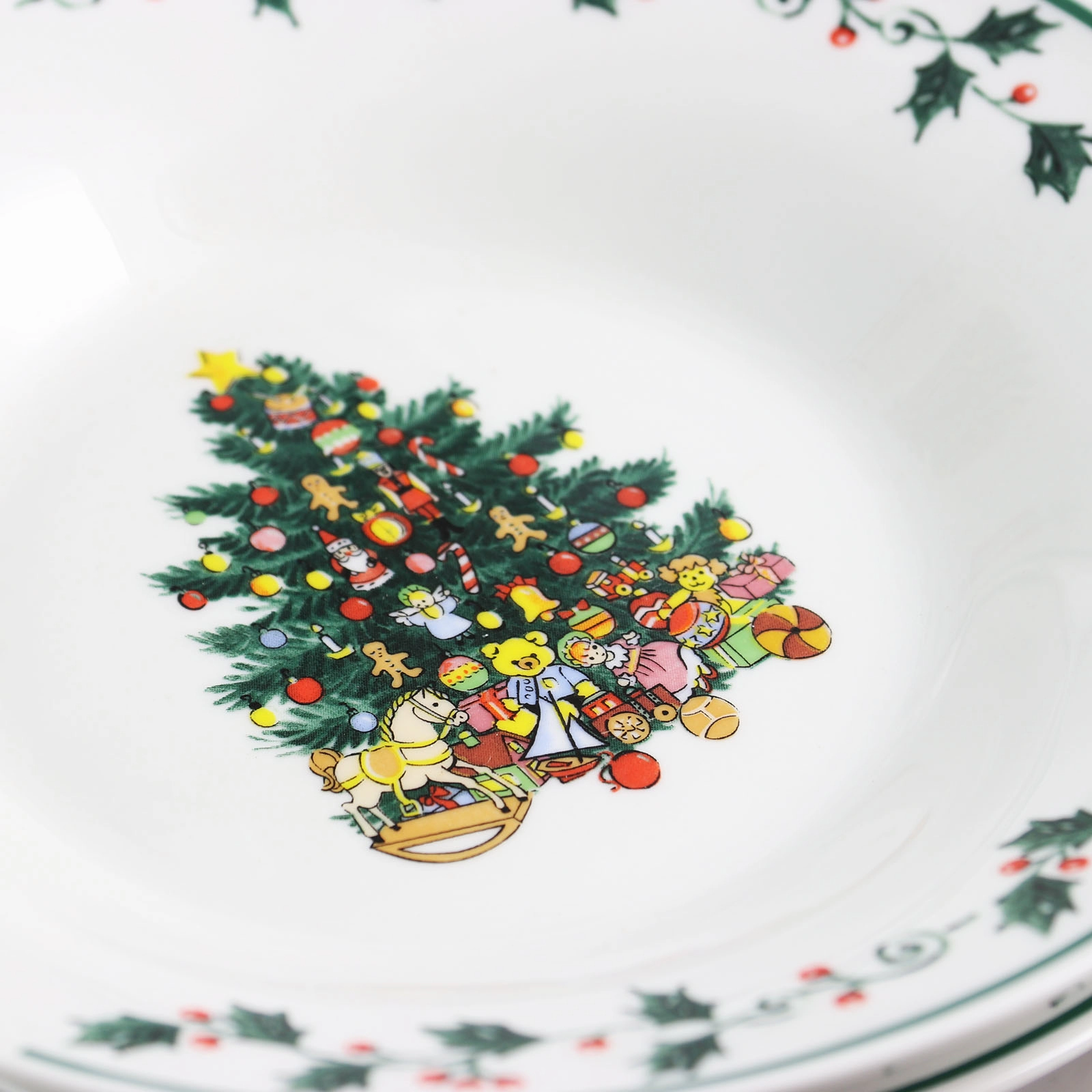 Gibson Home 20 Piece Ceramic Christmas Tree Trimming Dinnerware Set