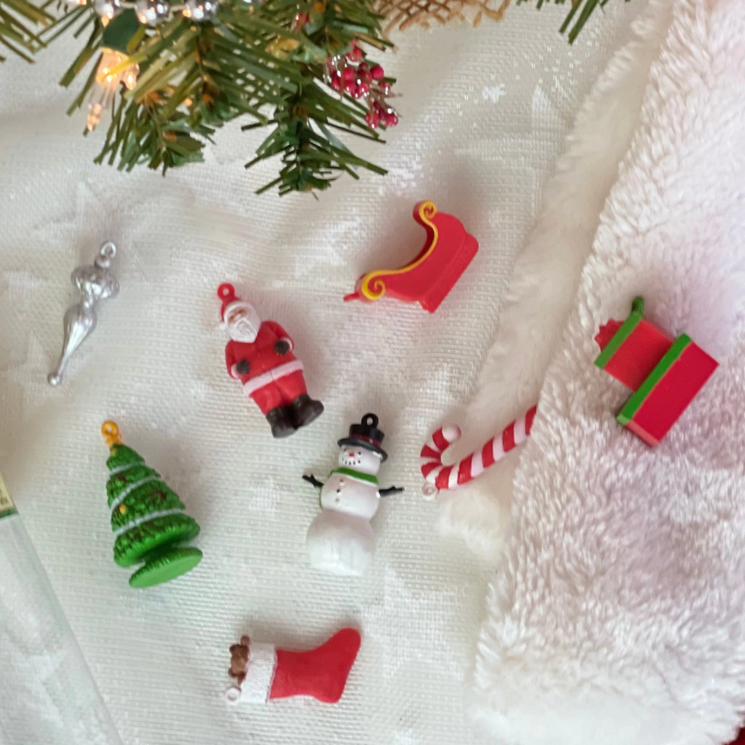 Safari Ltd. - Christmas Designer TOOB - contains 7 Mini Figurines
