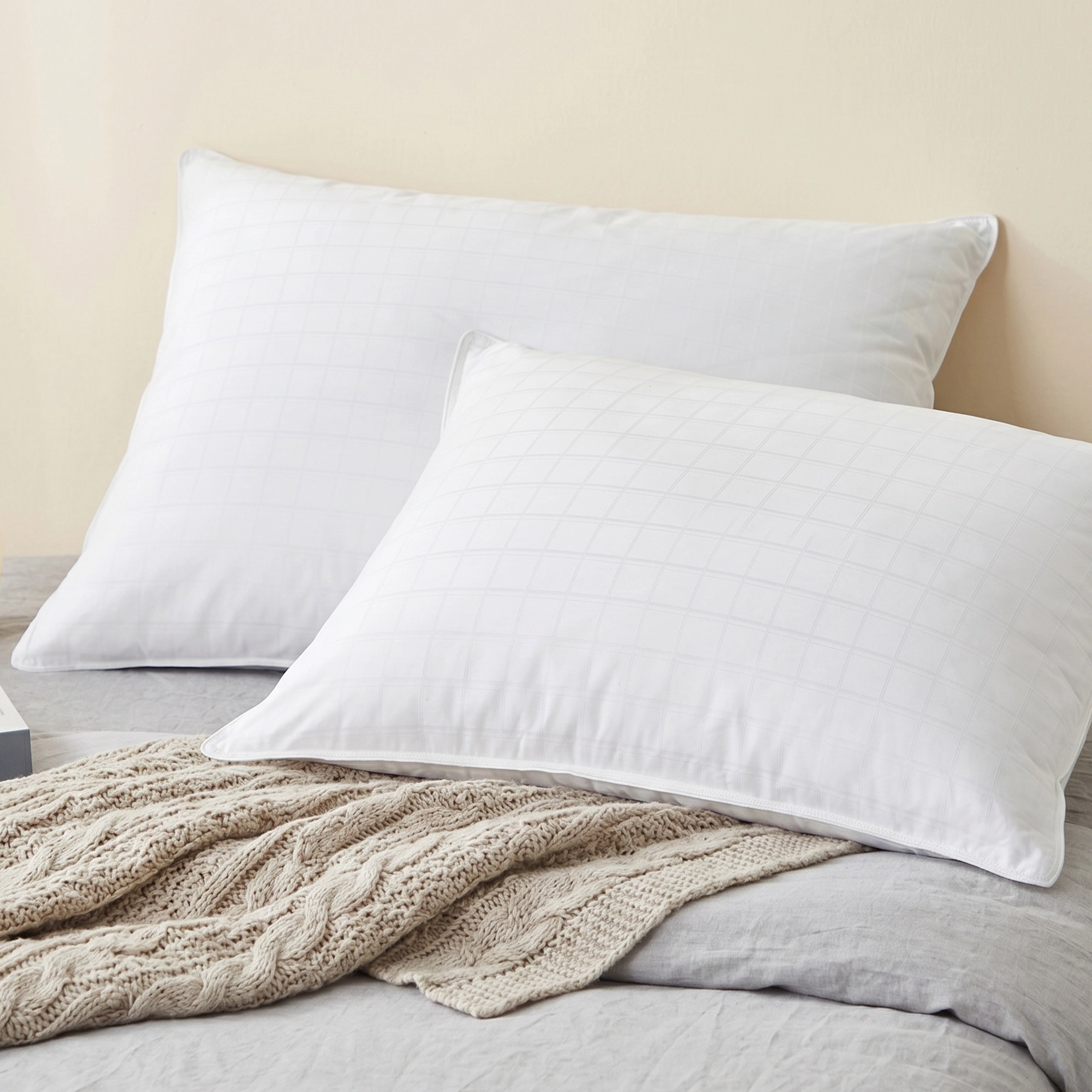 Unikome Set of 2 300 Thread Count Goose Feather Pillows – 100% Cotton Shell, Gusseted Bed Pillows