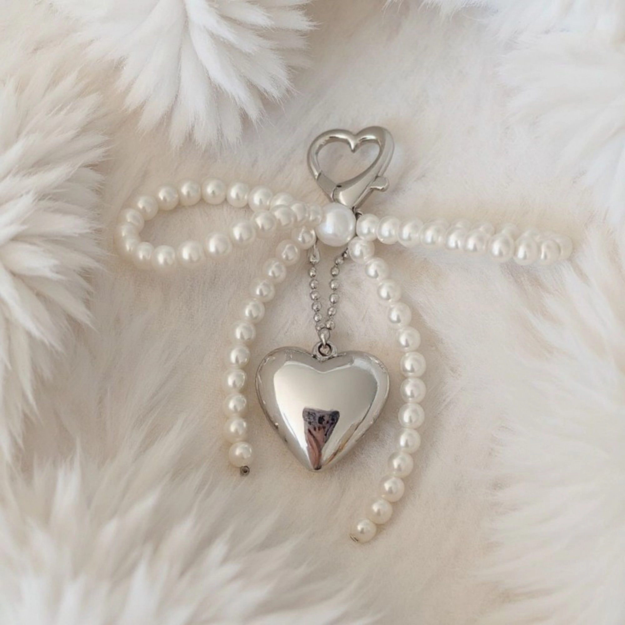 Alilang Women's Pearl Beaded Bow Keychain with Silver Heart Charm and Heart Clip