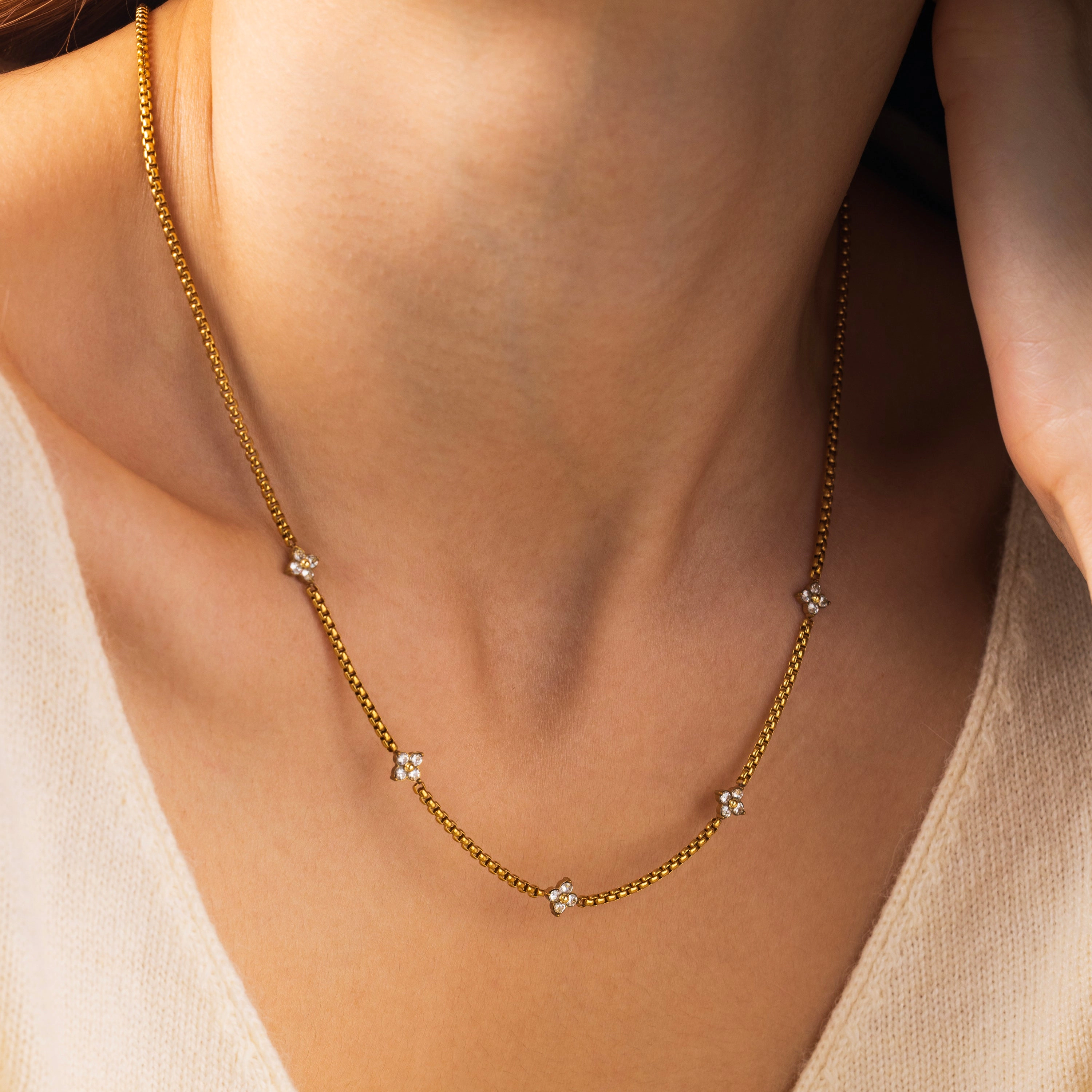 Mint & Lily Women's Radiant Clover Necklace