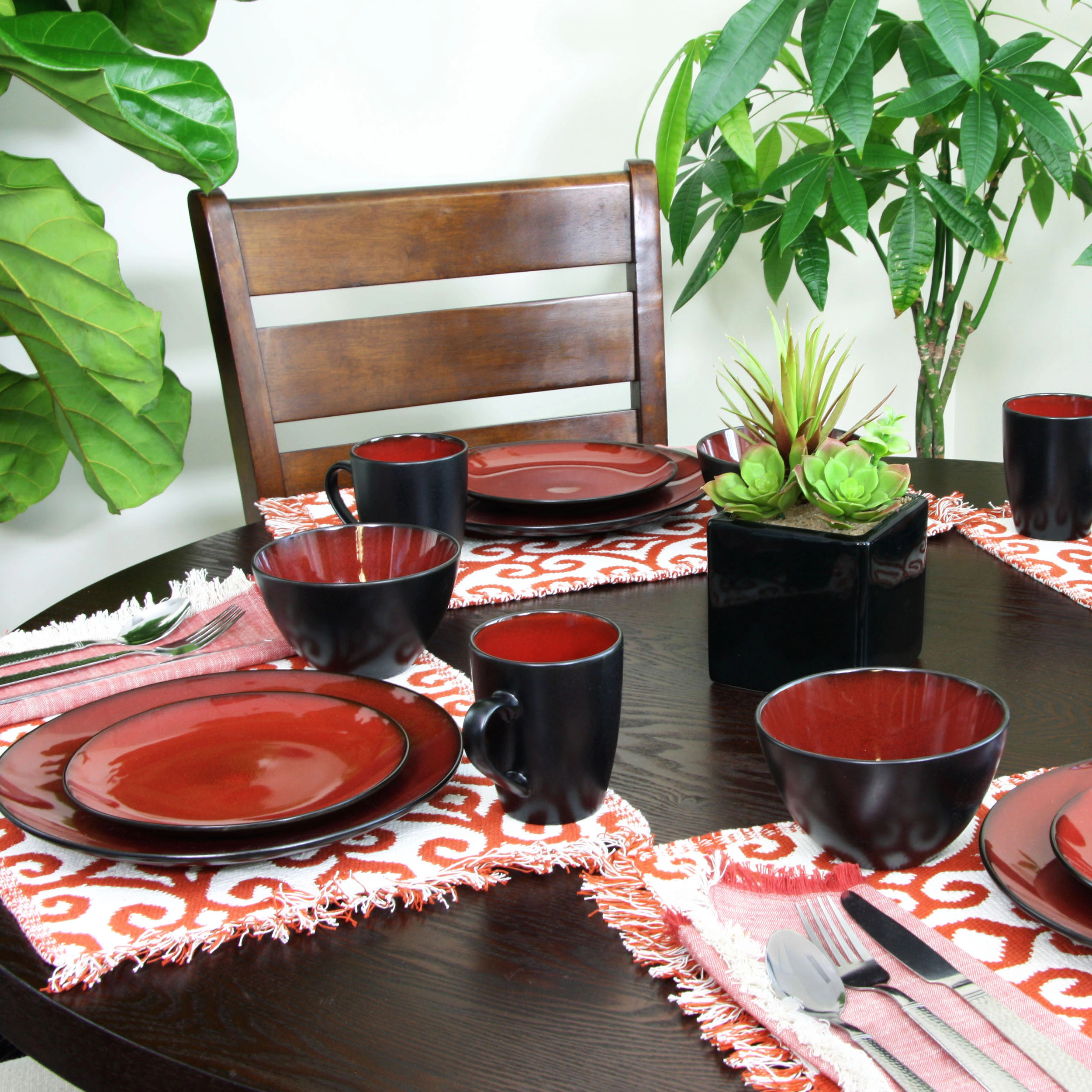 Gibson Soho Lounge Round 16-Piece Dinnerware Set, Burgundy