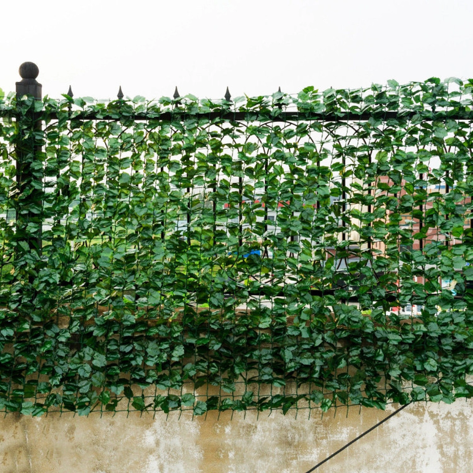 SUGIFT 40-in x 95-in Fade-Resistant Ivy Mesh Backing Faux Privacy Fence Screen 2.4-in x 2.2-in Leaves 4.5-lb Green