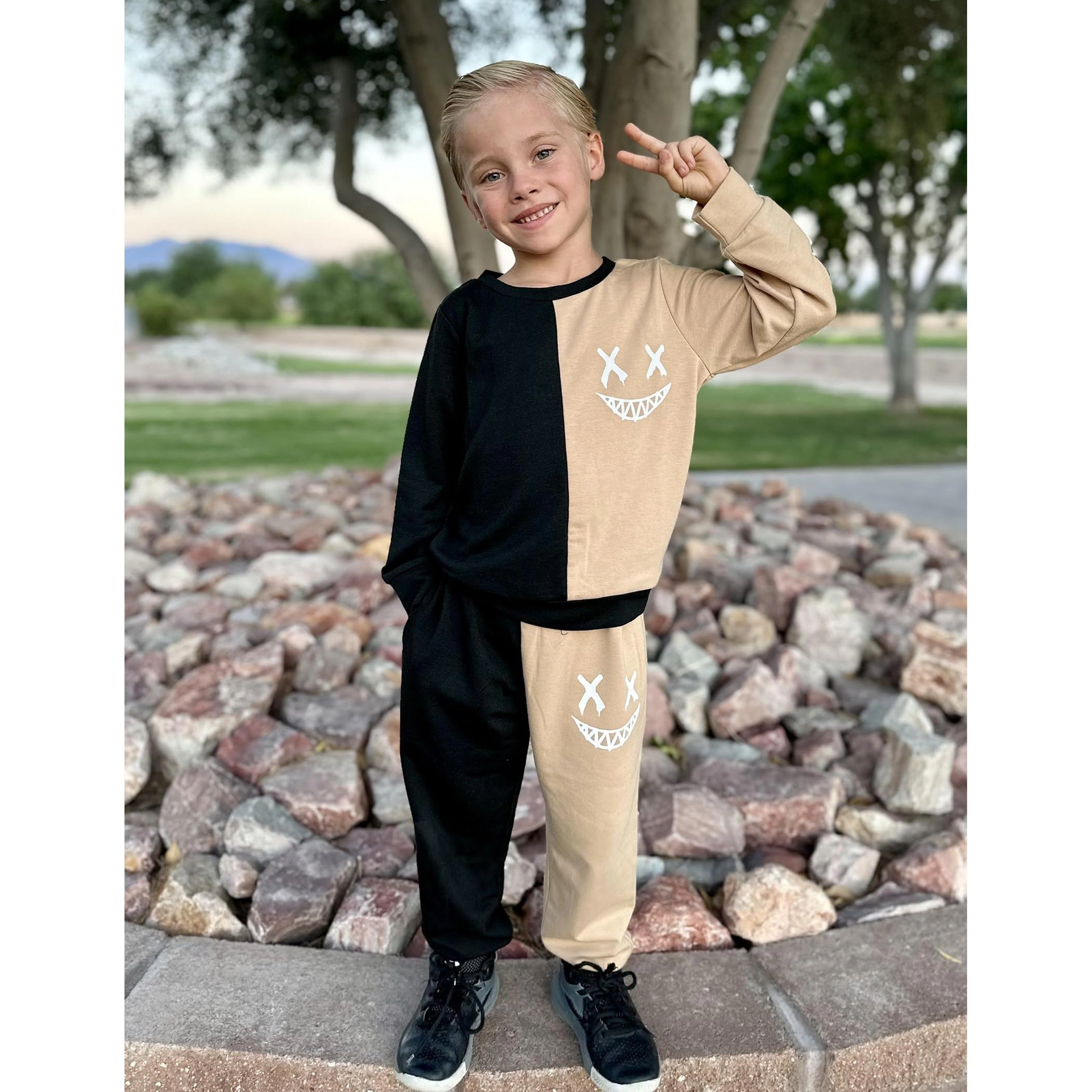 Arshiner Boy's Cartoon Face Print Two Tone Sweatshirt And Pants Outfit Set To Little Kids