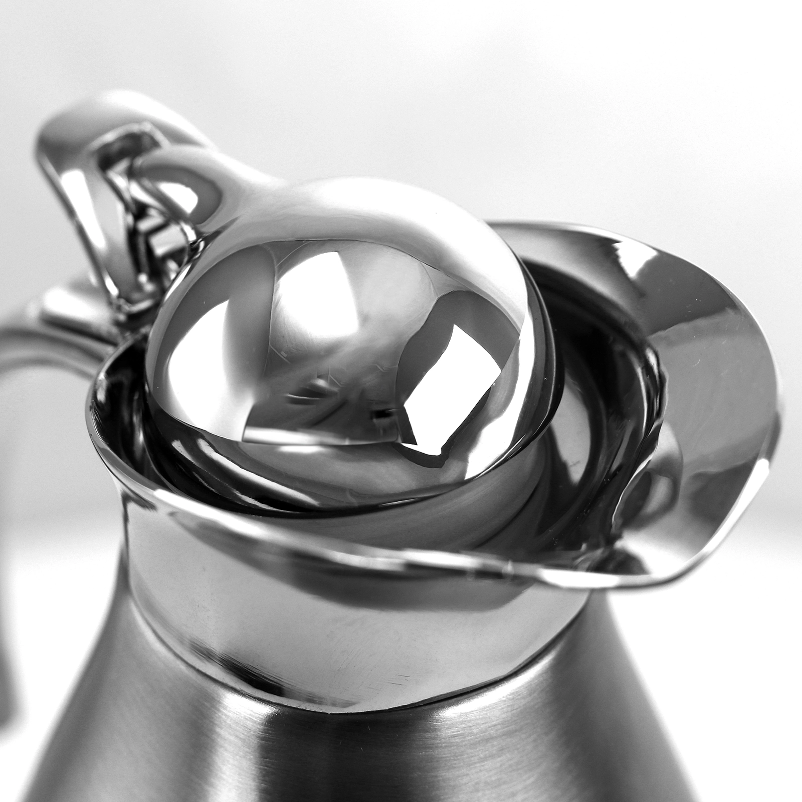 MegaChef 2L Deluxe Stainless Steel Thermal Beverage Carafe for Coffee and Tea