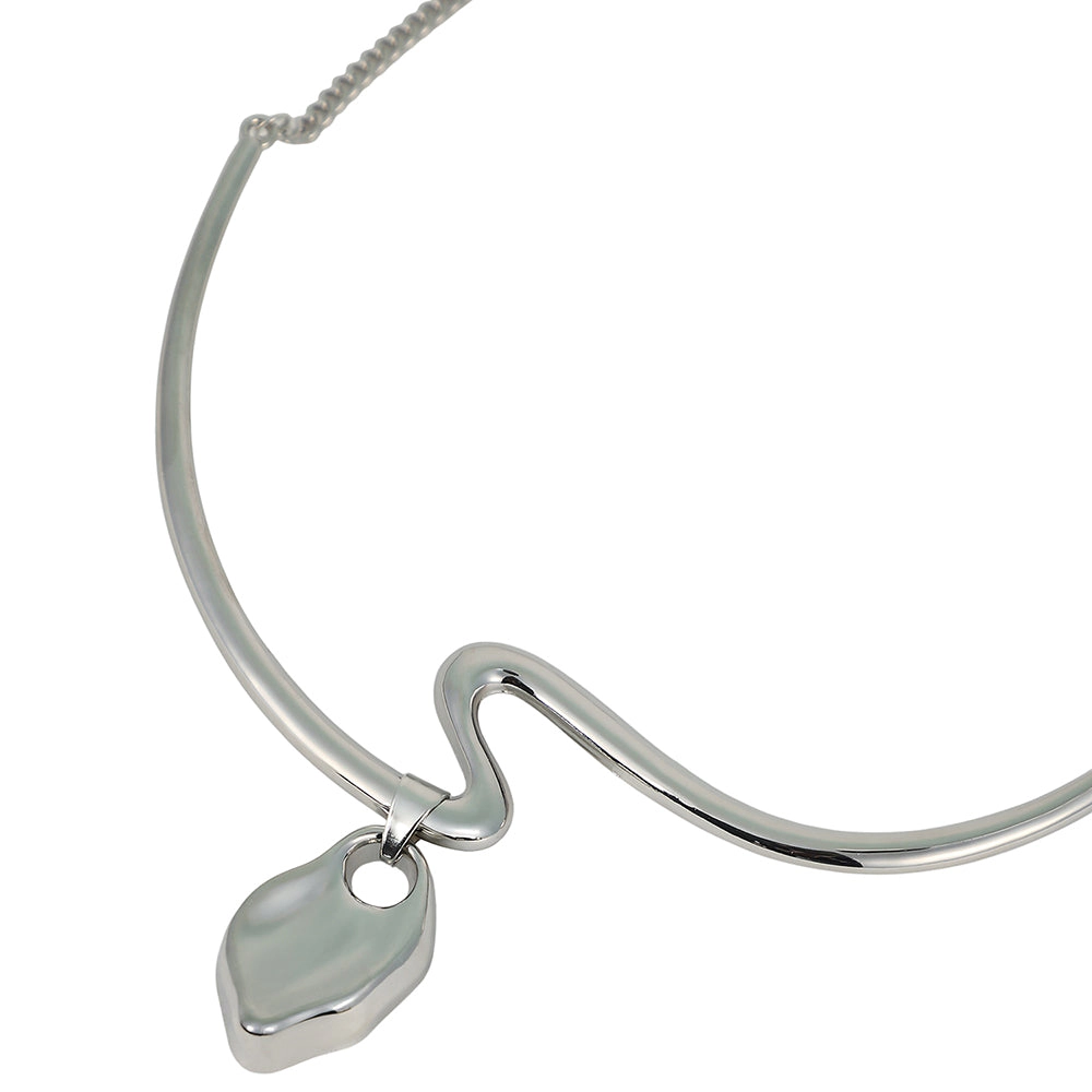SOHI Women's The Ripple-Shell Collar Necklace - Chrome Silver