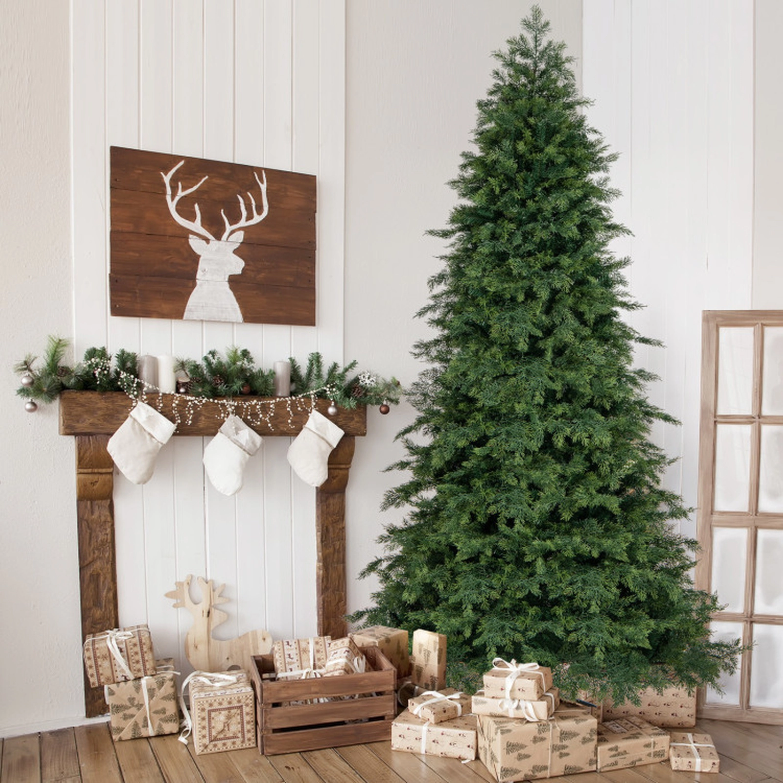 SUGIFT 7.5-ft Green Hinged Artificial Christmas Tree with 1019 Lush Branch Tips and Foldable Metal Base