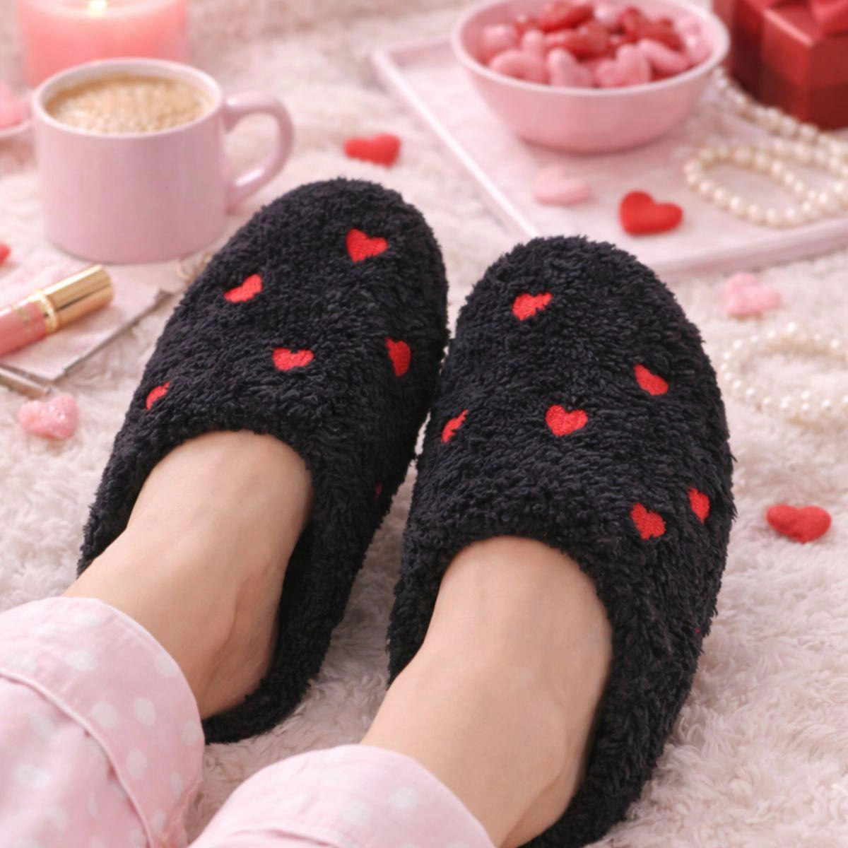 CTM Women's Love Heart Print Slippers