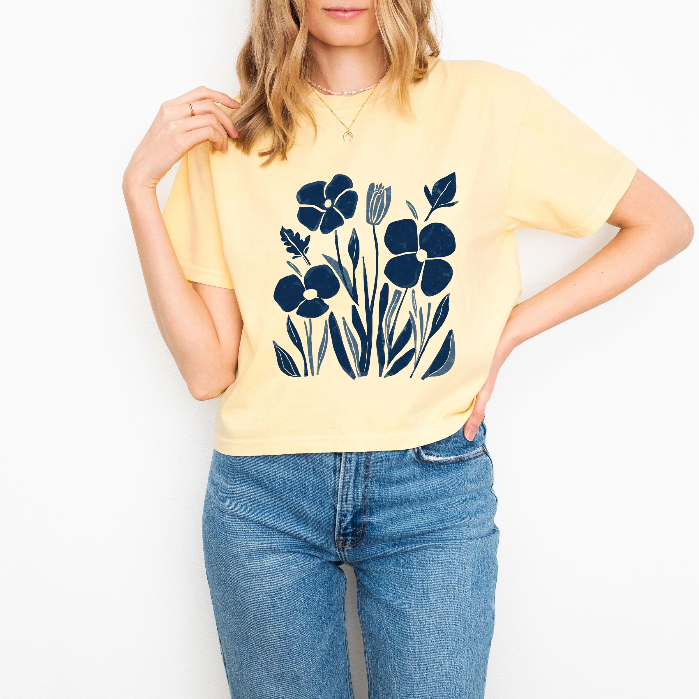 Simply Sage Market - Navy Daisies Women's Boxy Crop Top Graphic T-Shirt