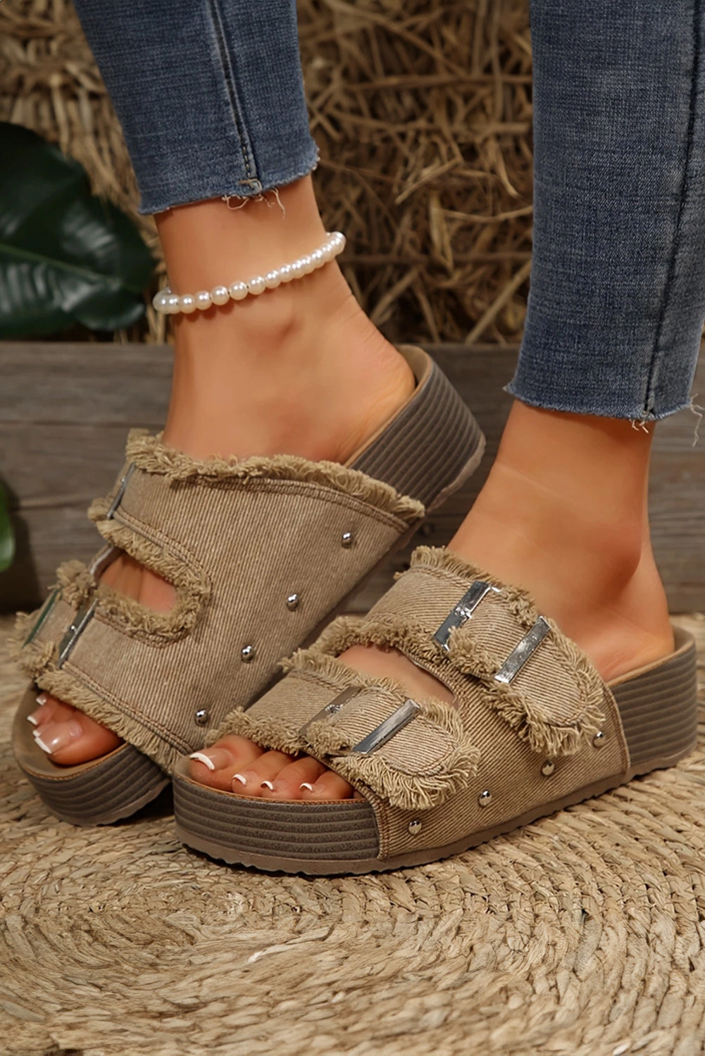 Threaded Pear Women's Nellie Detial Retro Slippers