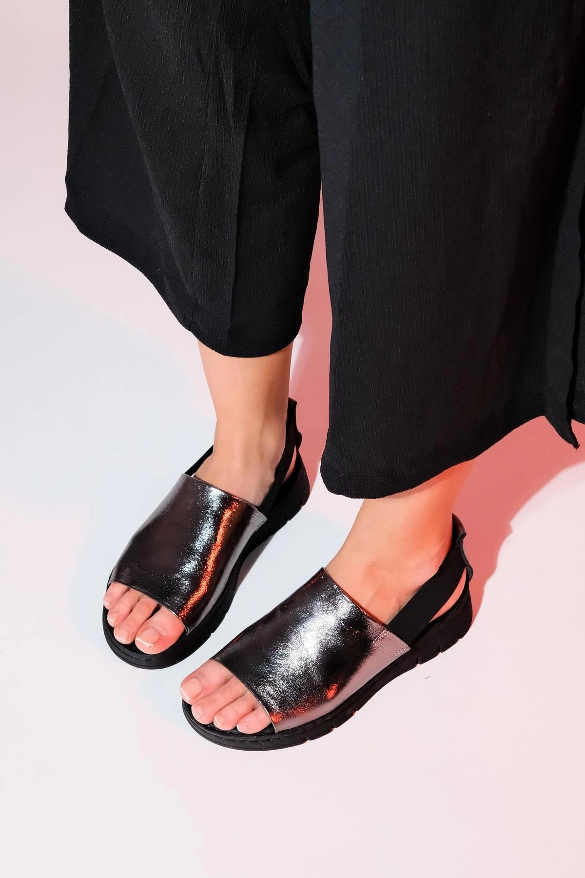 Forever & Always Womens Londoi Elastic Strap Leather Sandals