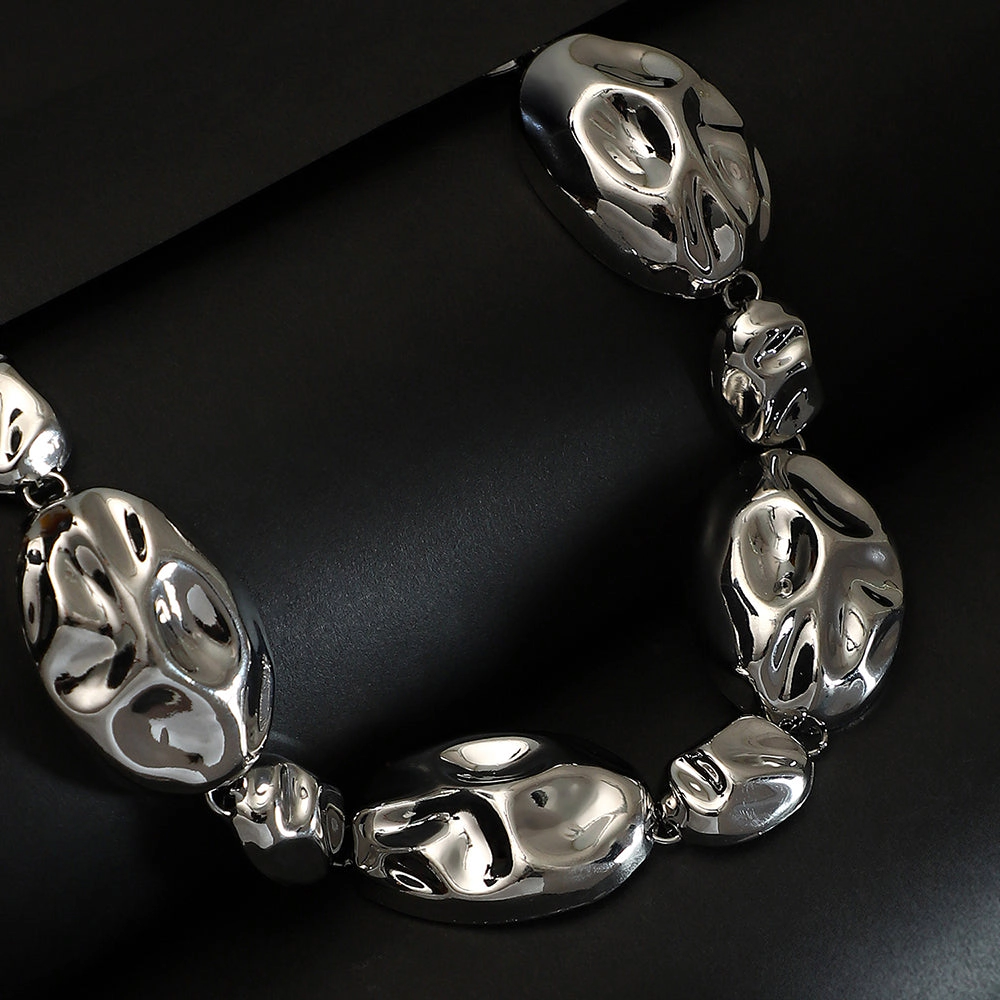 SOHI Women's The Chunky Dented-Pierre Collar Necklace - Chrome Silver