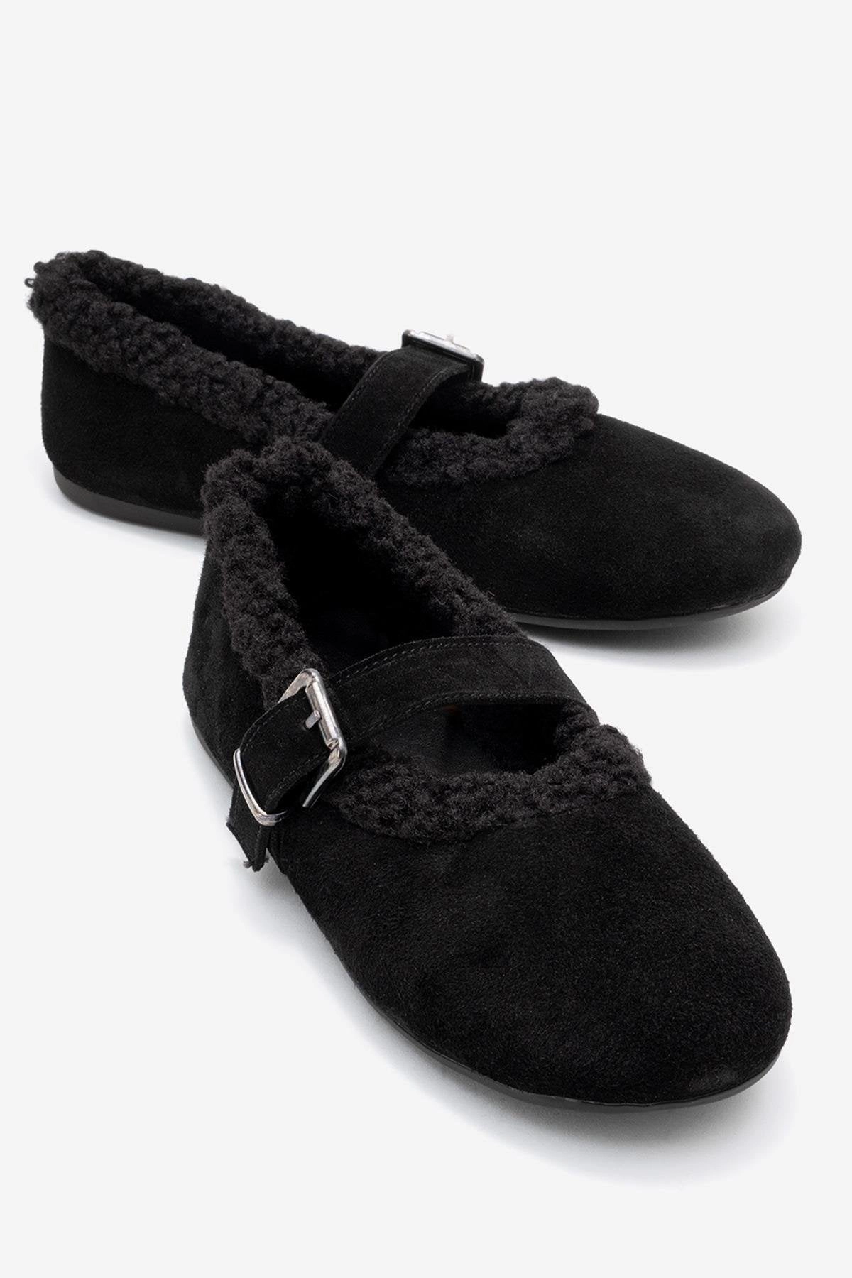 Forever & Always Womens Guin Leather Strap Flat