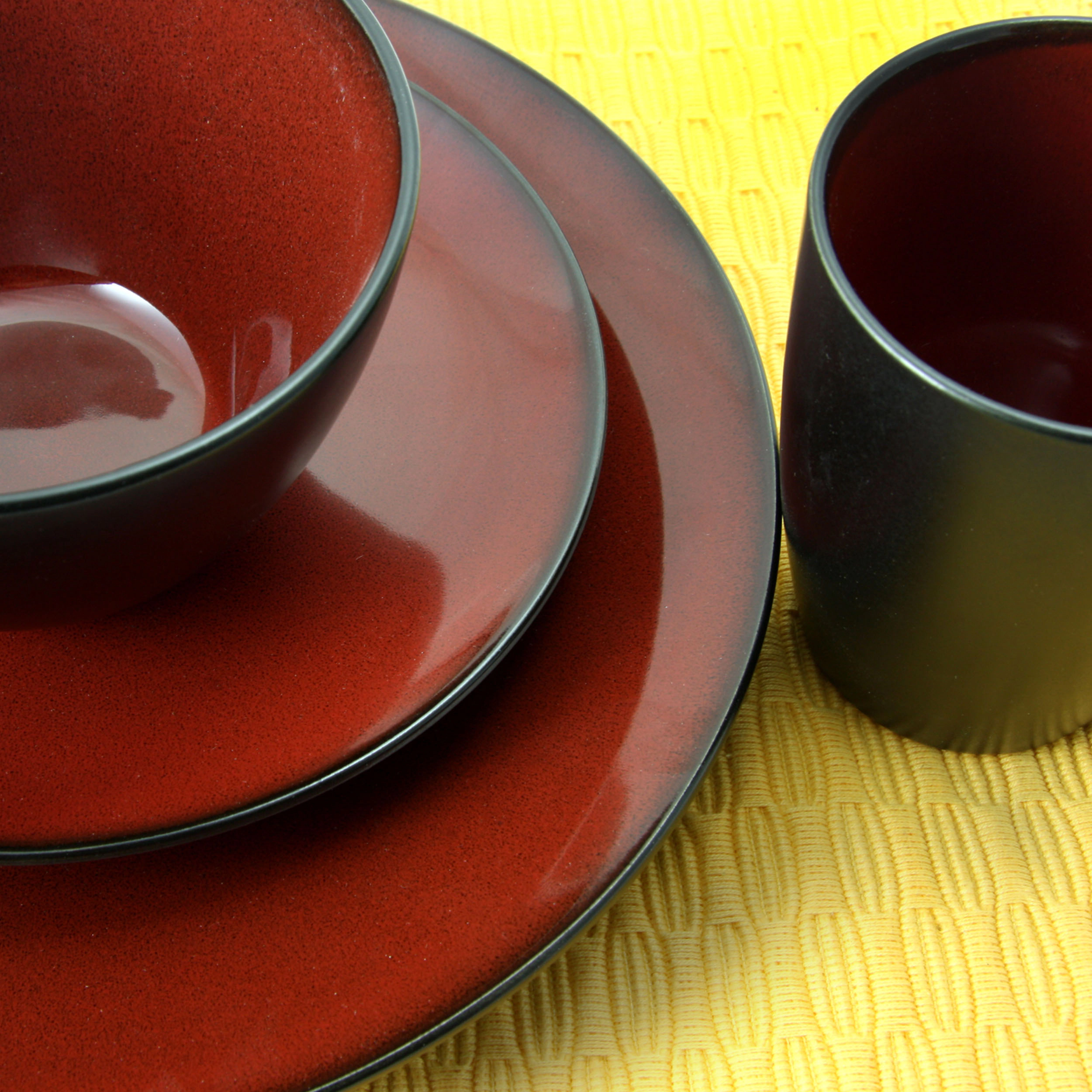 Gibson Soho Lounge Round 16-Piece Dinnerware Set, Burgundy