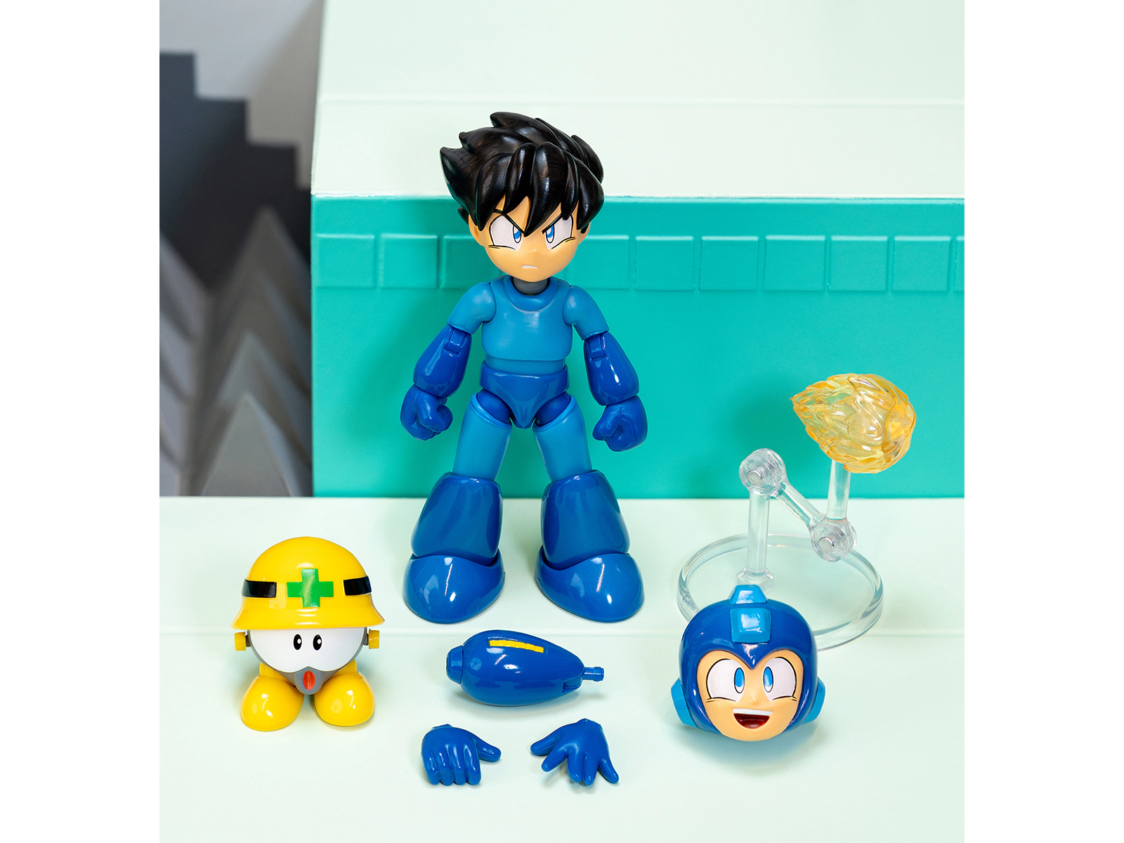 Jada Mega Man 4.5" Moveable Figure (Deluxe Version) with Accessories and Alternate Head and Hands "Mega Man"
