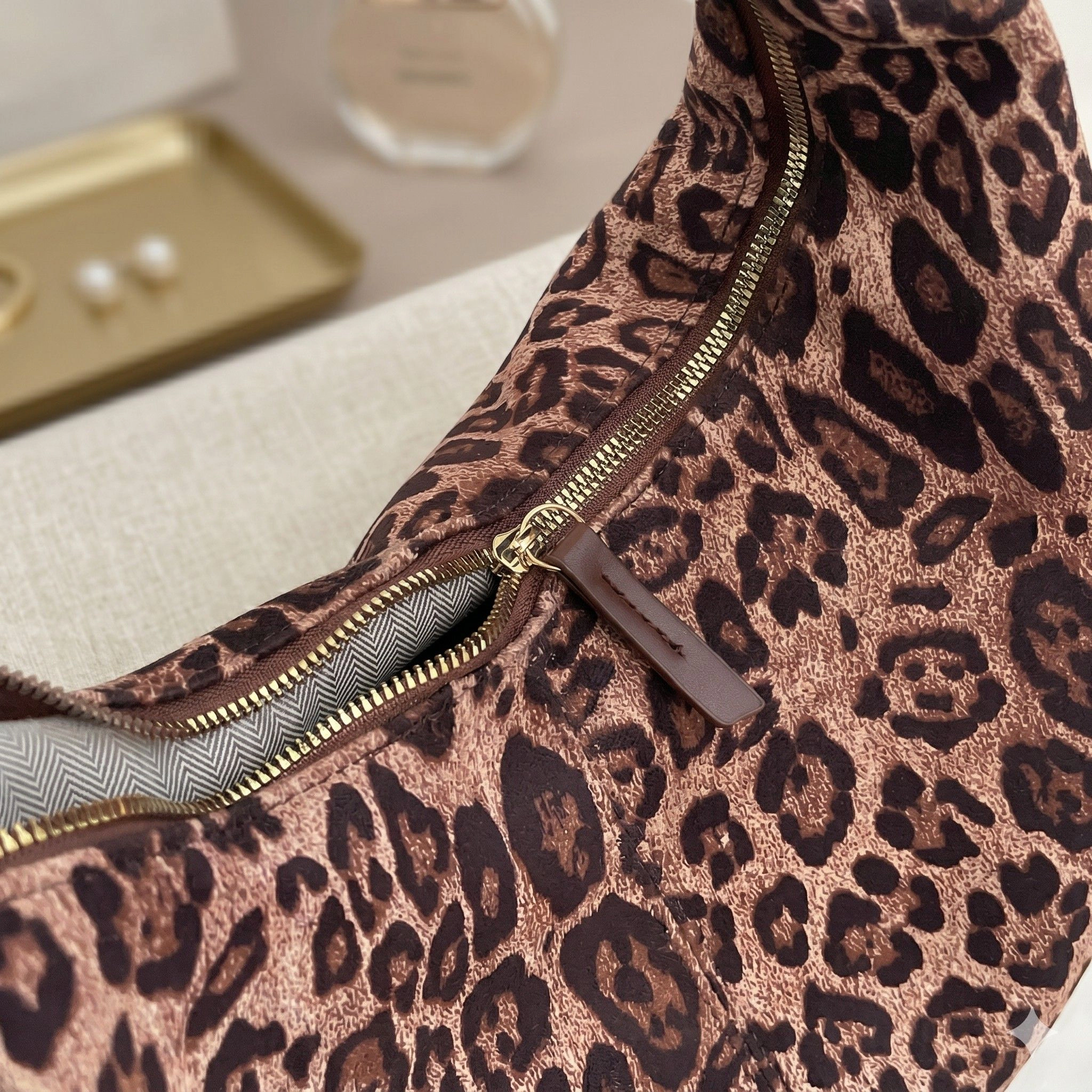 Alilang Women's Leopard Print Tote Bag with Single Shoulder Strap and Magnetic Snap Closure, Classic Brown Leopard