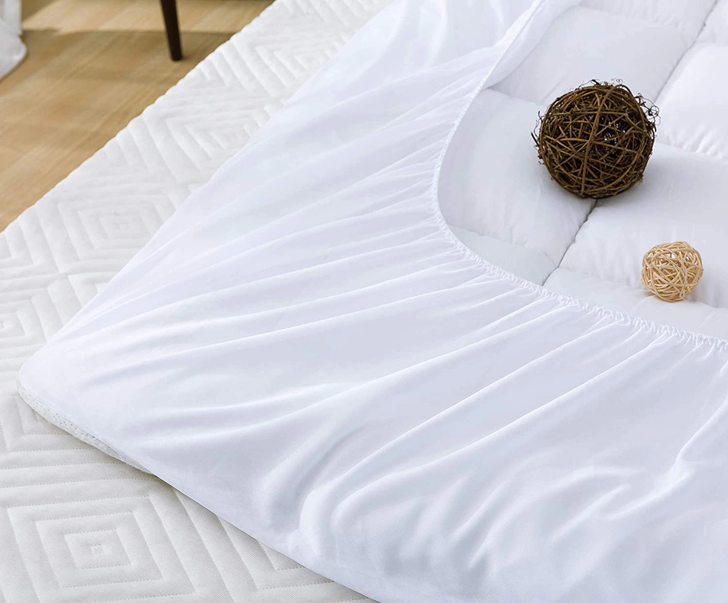 HSH Dream 300 Thread Count Cotton Mattress Topper with Bed Skirt – Hypoallergenic Down Alternative