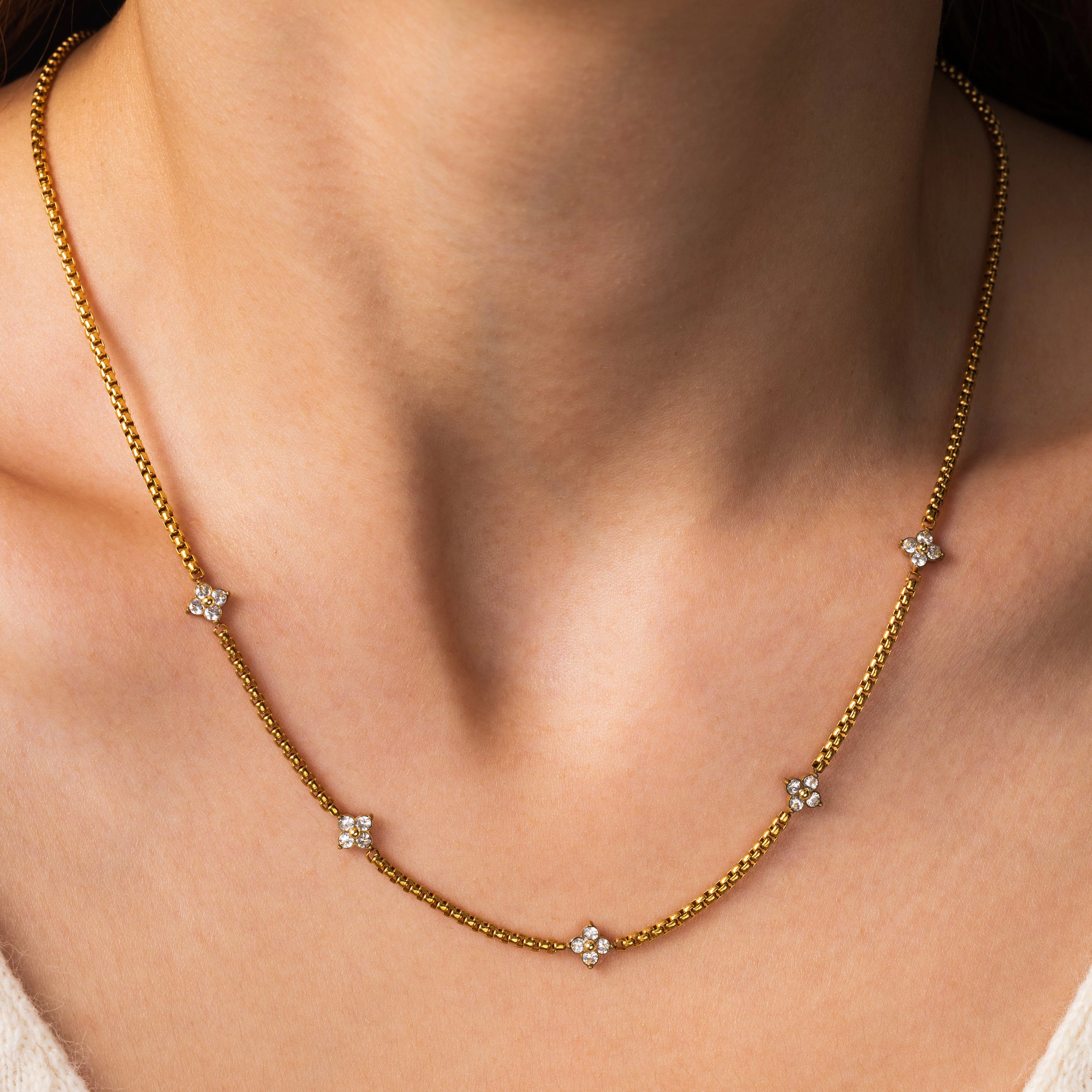 Mint & Lily Women's Radiant Clover Necklace