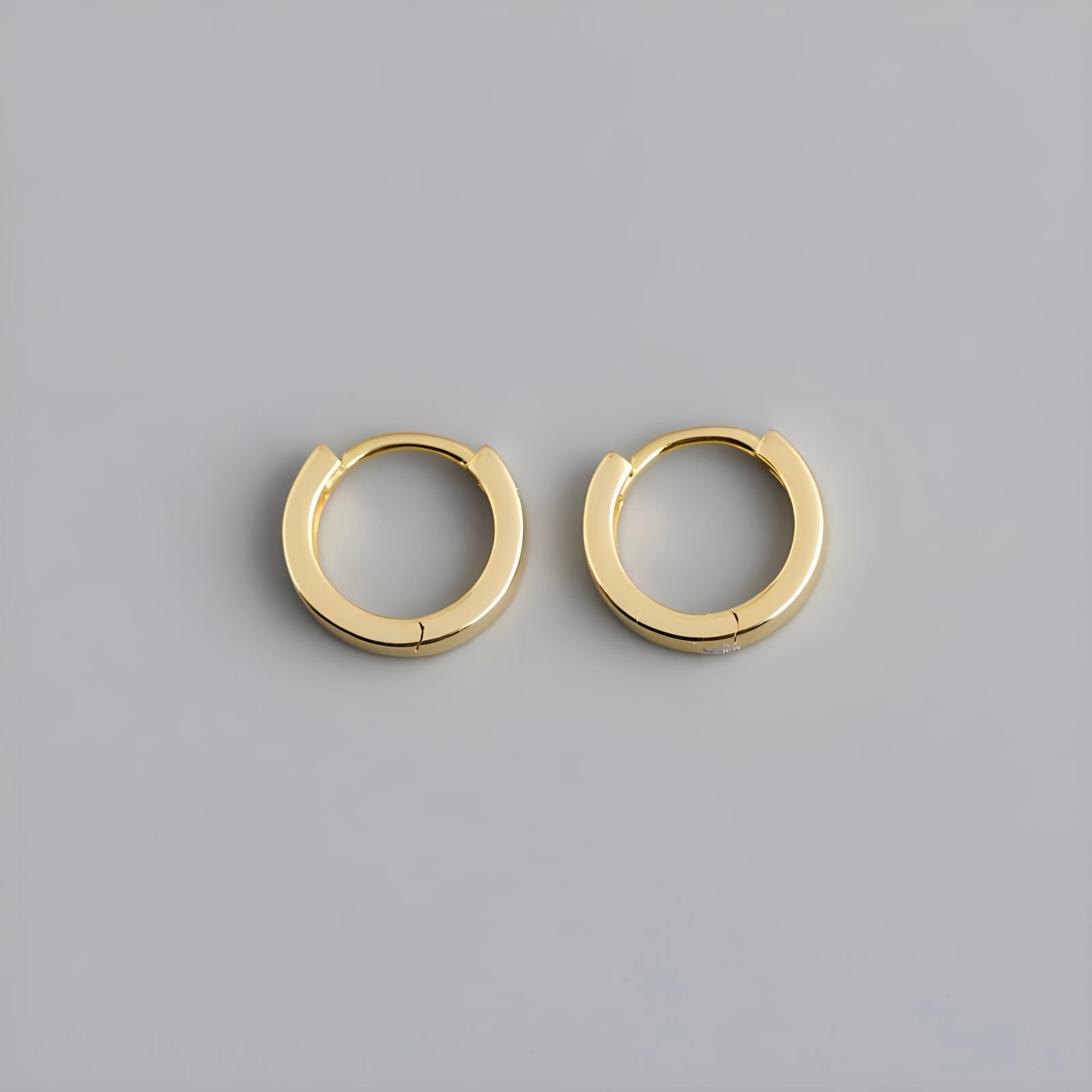 Mint & Lily Women's Block Huggie Hoop Earrings