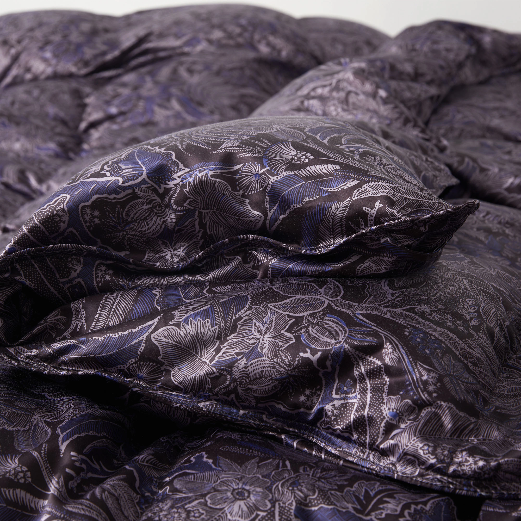 Unikome 93% White Goose Down Comforter with Silk Blend Cover
