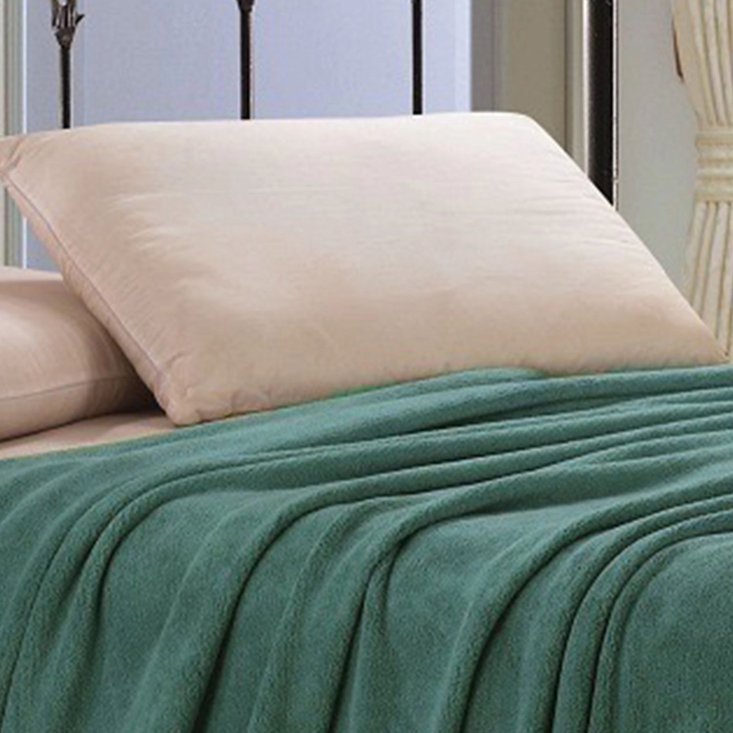 Plazatex Micro Plush Solid Parteen Soft Comfortable and Lightweight All Seasons Blanket Twin