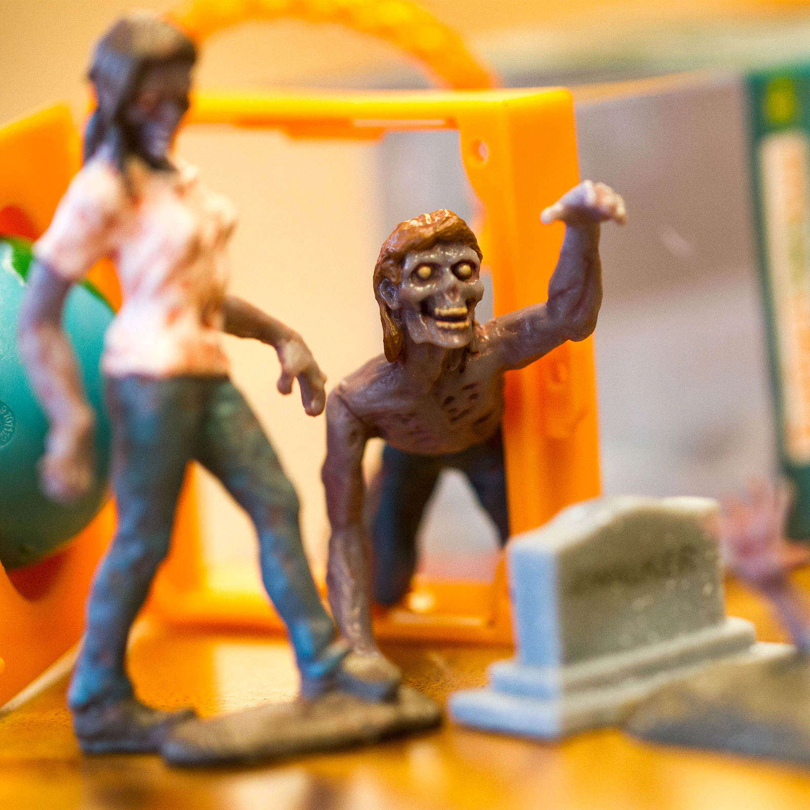 Safari Ltd. - Zombies Super TOOB - contains 12 Mini Figurines