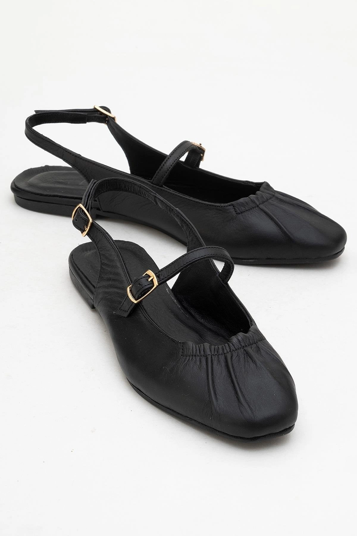 Forever & Always Womens Britney Leather Closed-Toe Sandal