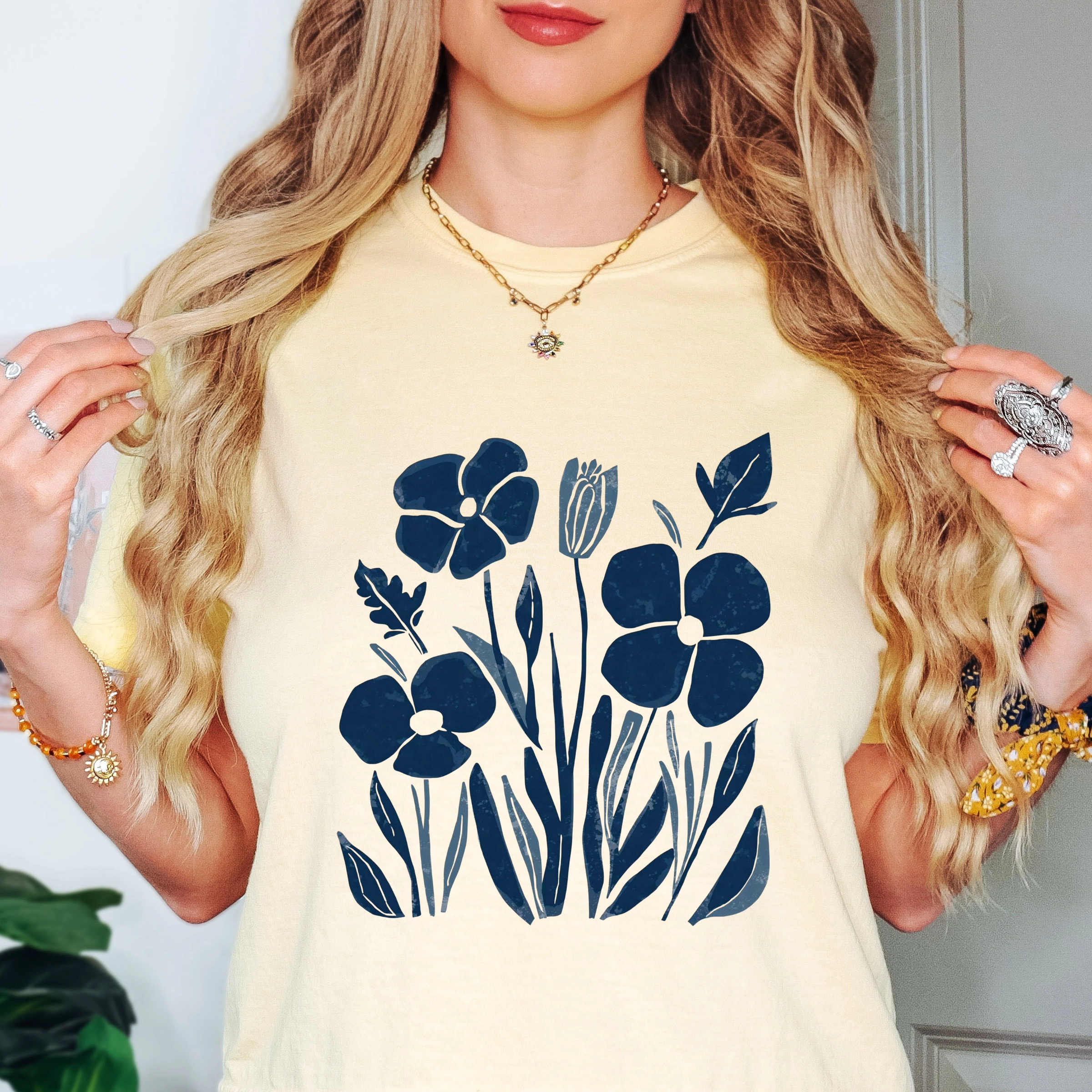 Simply Sage Market - Navy Daisies Women's Boxy Crop Top Graphic T-Shirt
