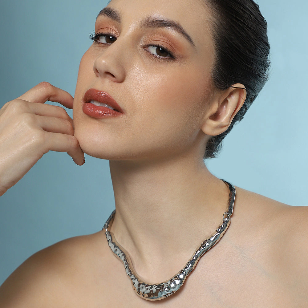 SOHI Women's The Hammered-Horn Collar Necklace - Chrome Silver
