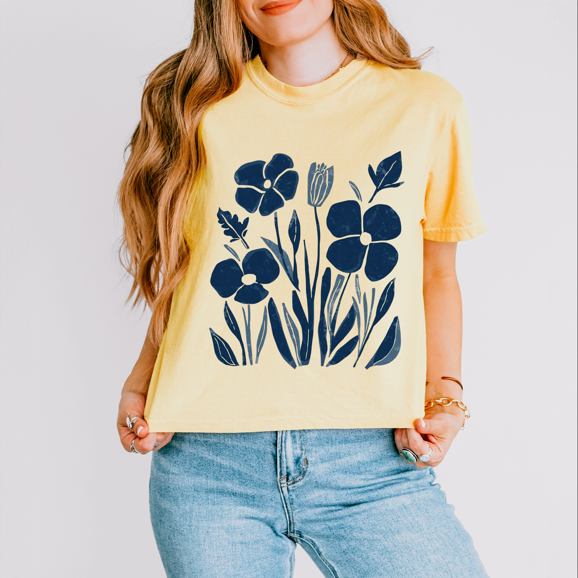 Simply Sage Market - Navy Daisies Women's Boxy Crop Top Graphic T-Shirt